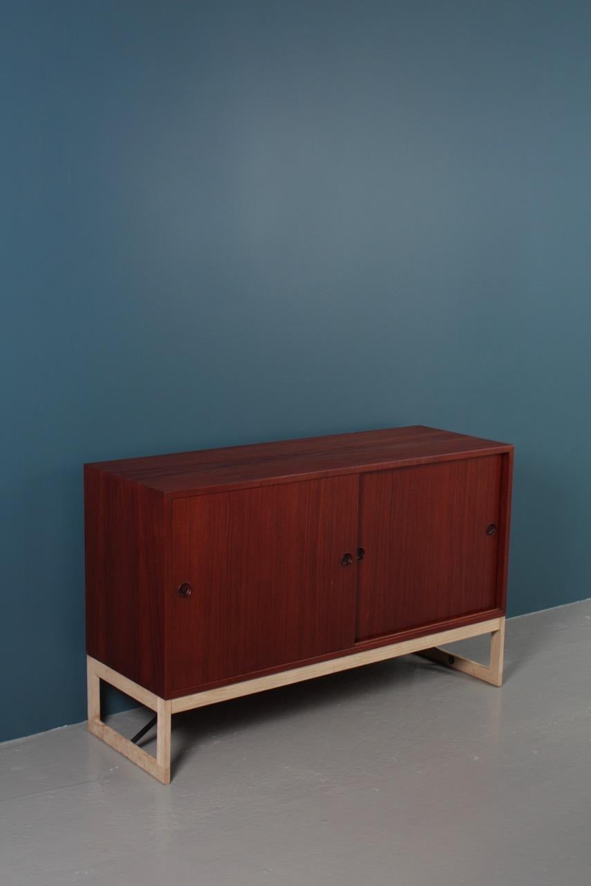 Low Midcentury Cabinet in Teak and Oak by Børge Mogensen, 1960s 5