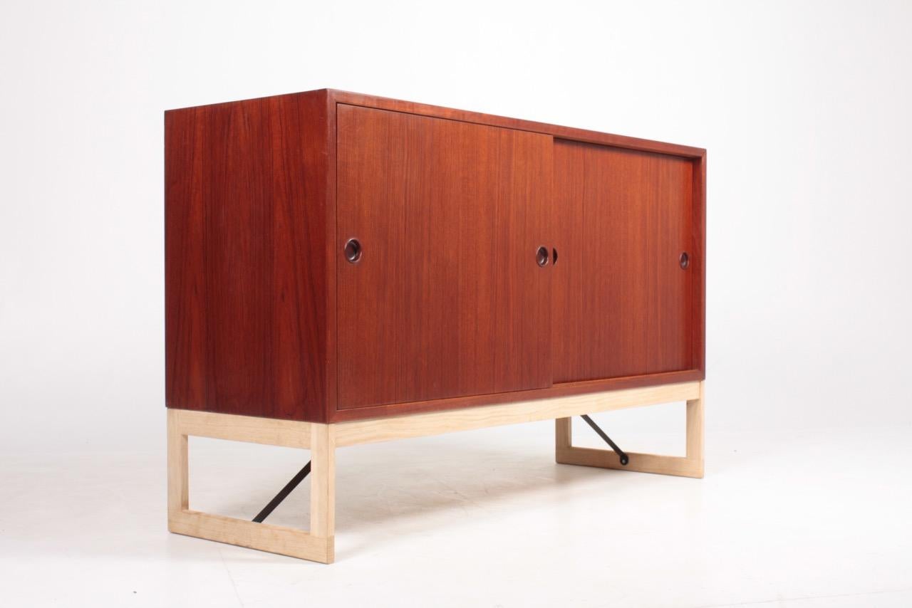 Low Midcentury Cabinet in Teak and Oak by Børge Mogensen, 1960s In Good Condition In Lejre, DK