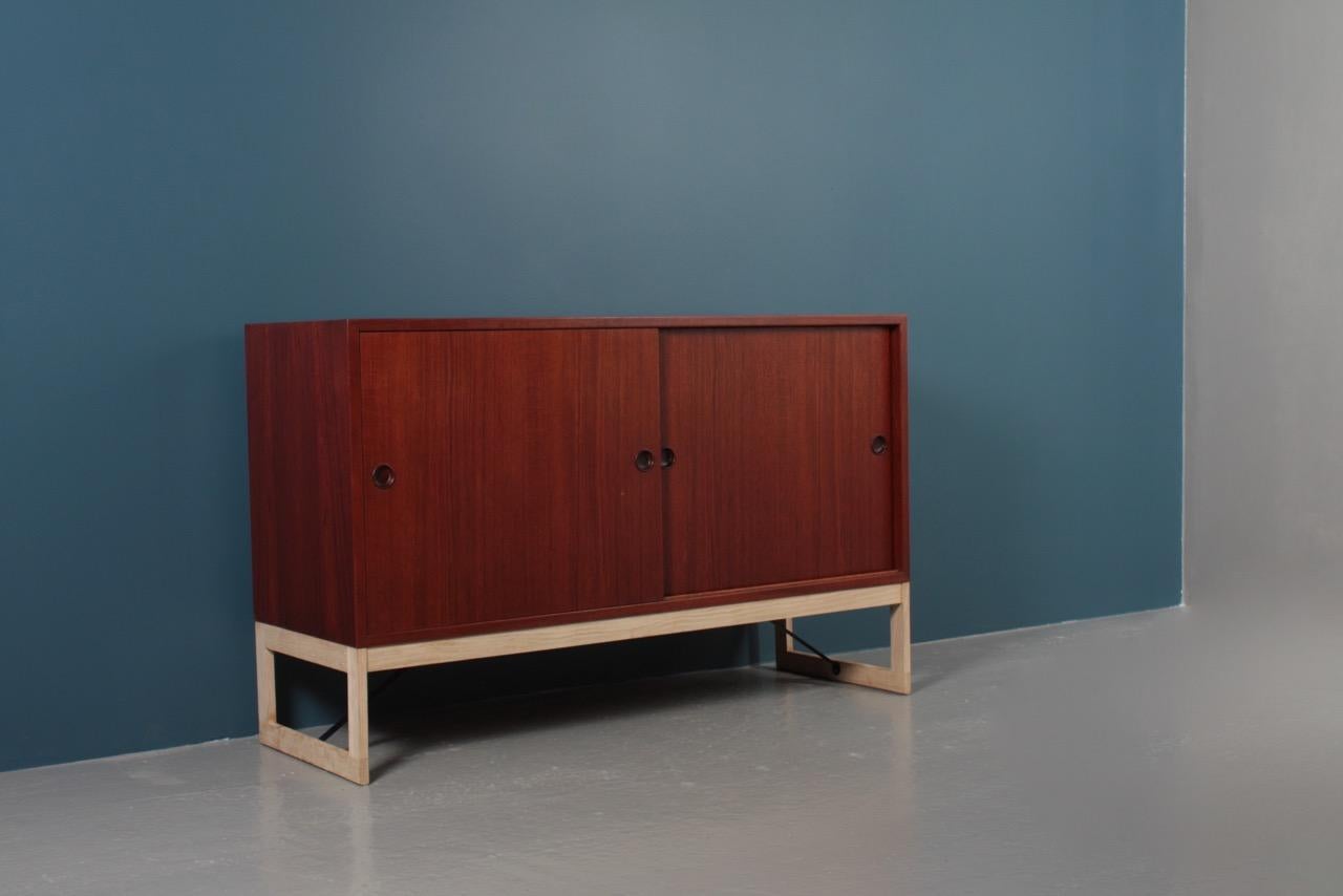 Low Midcentury Cabinet in Teak and Oak by Børge Mogensen, 1960s 3