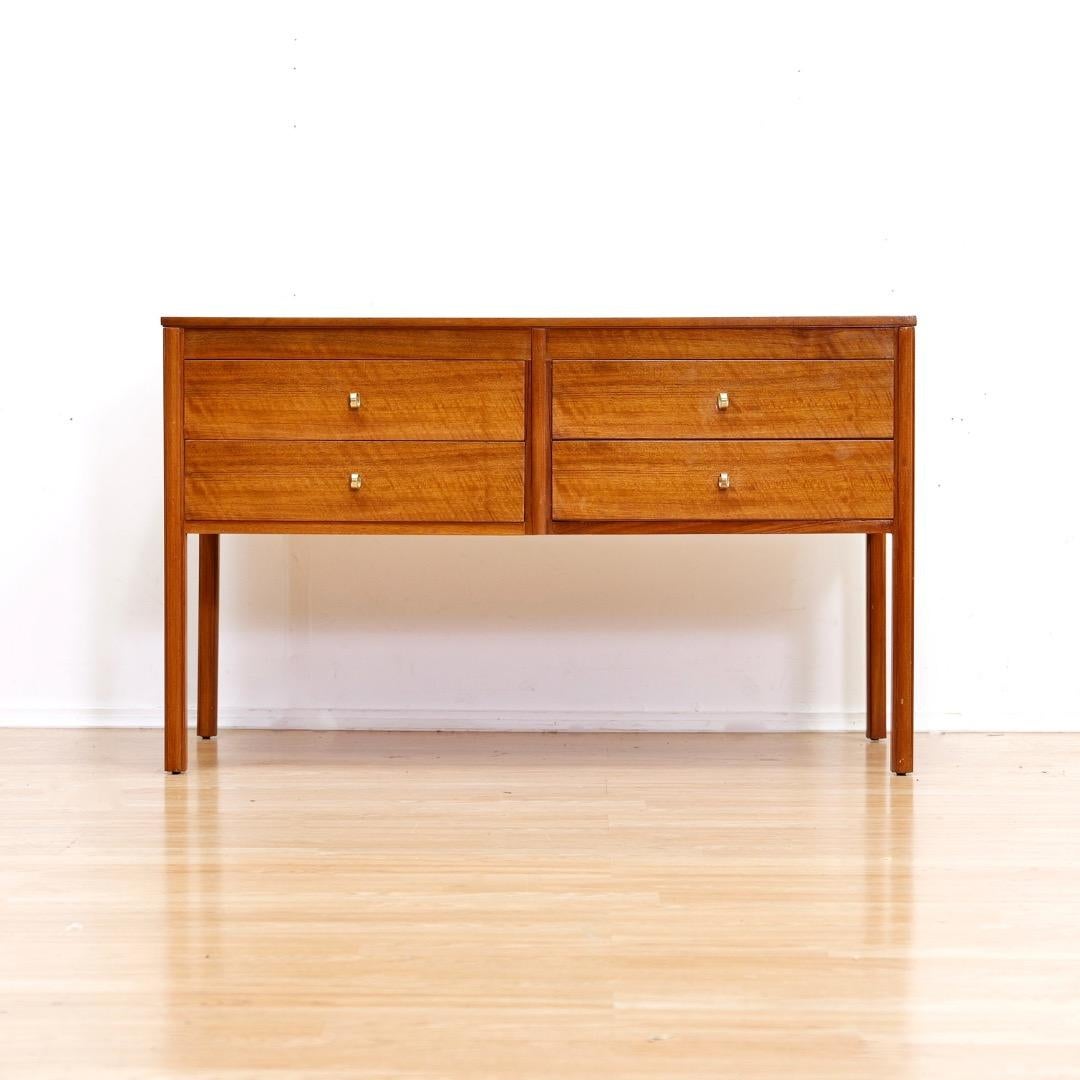 Comò basso a quattro cassetti del Mid Century in vendita 3