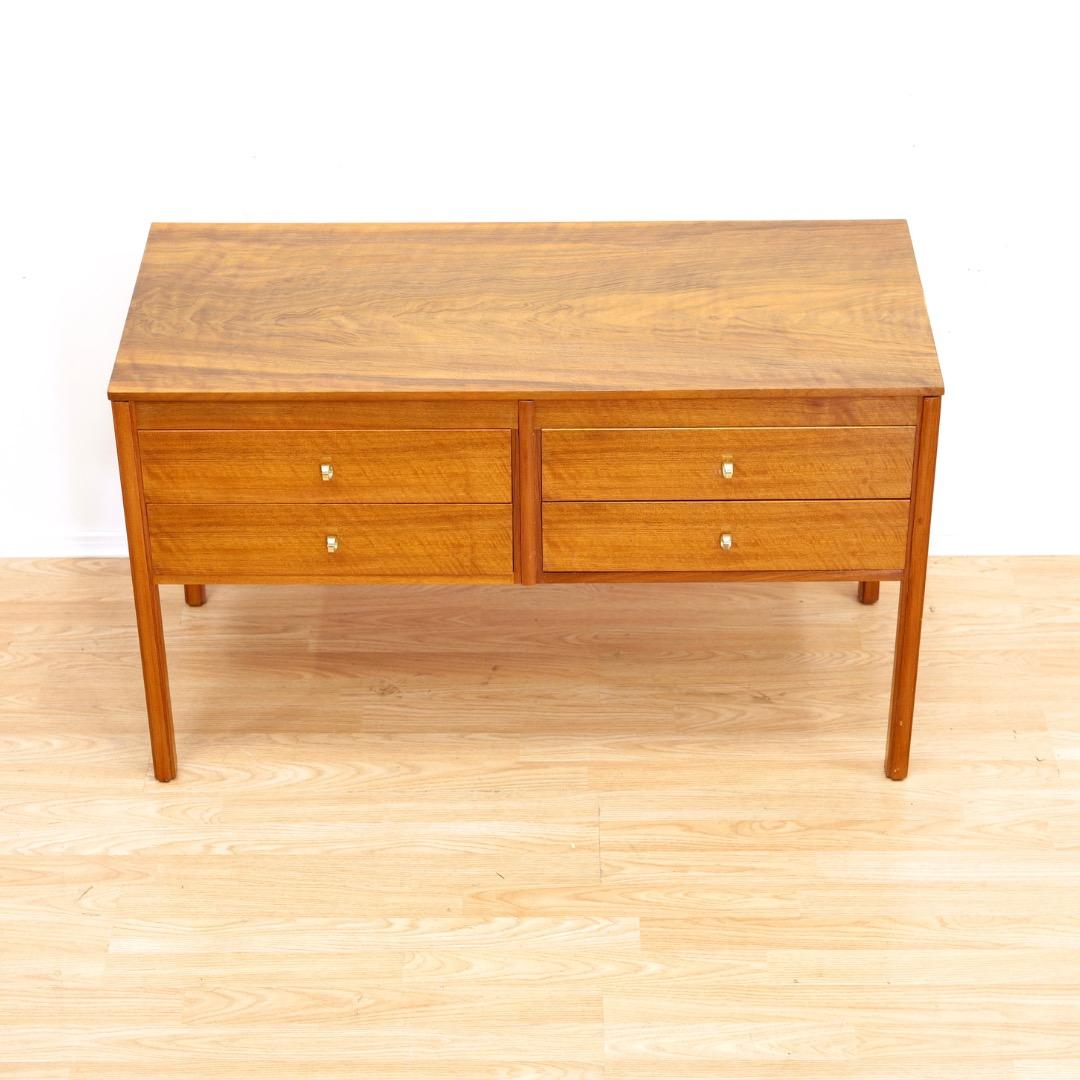 Mid-Century moderno Comò basso a quattro cassetti del Mid Century in vendita