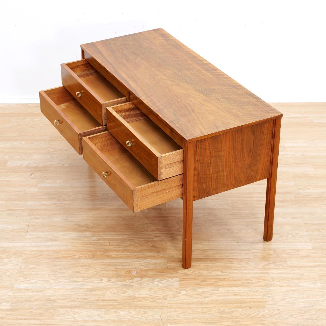 Britannico Comò basso a quattro cassetti del Mid Century in vendita