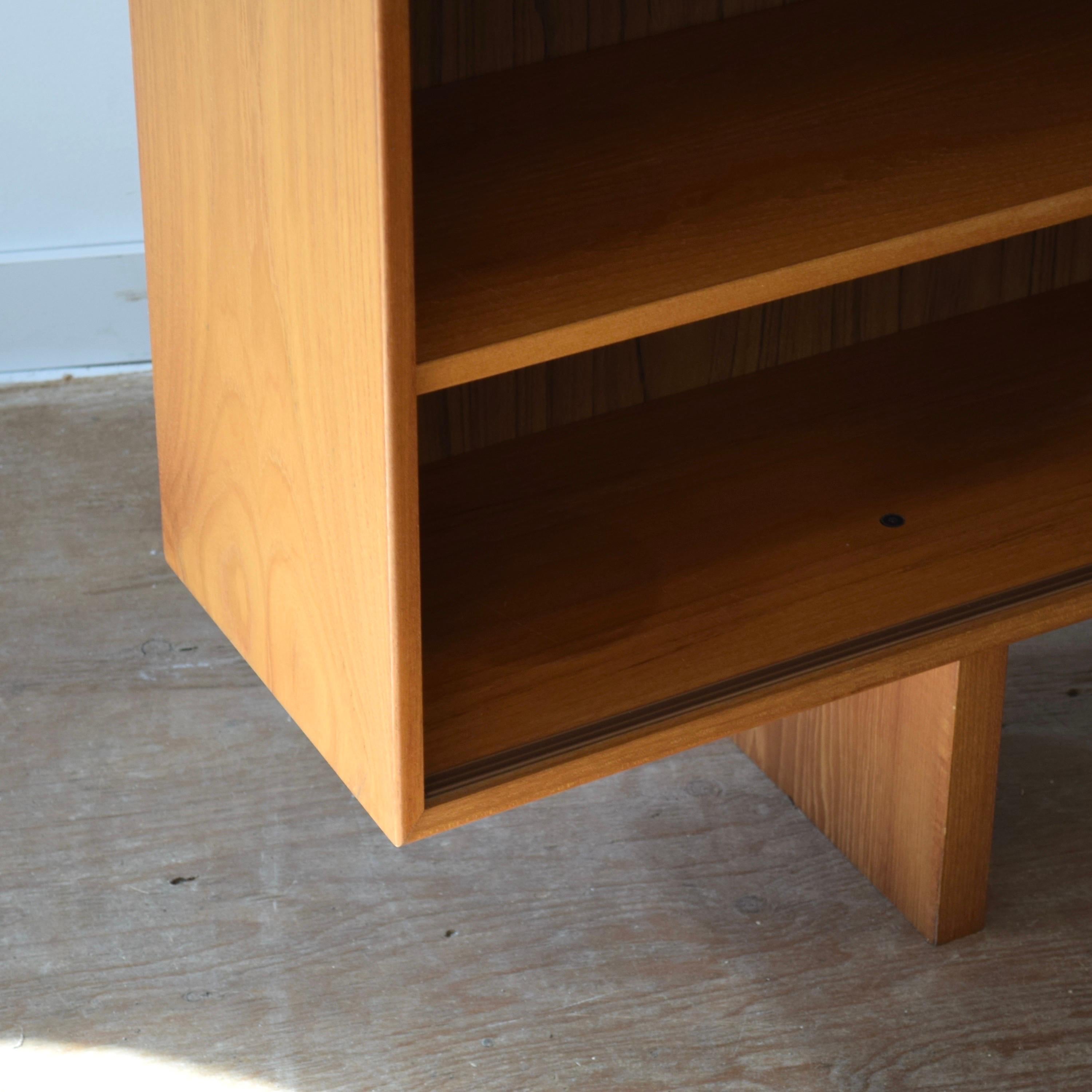 Low Mid Century Teak Bookcase w/ Sliding Glass Doors In Good Condition For Sale In Puslinch, ON