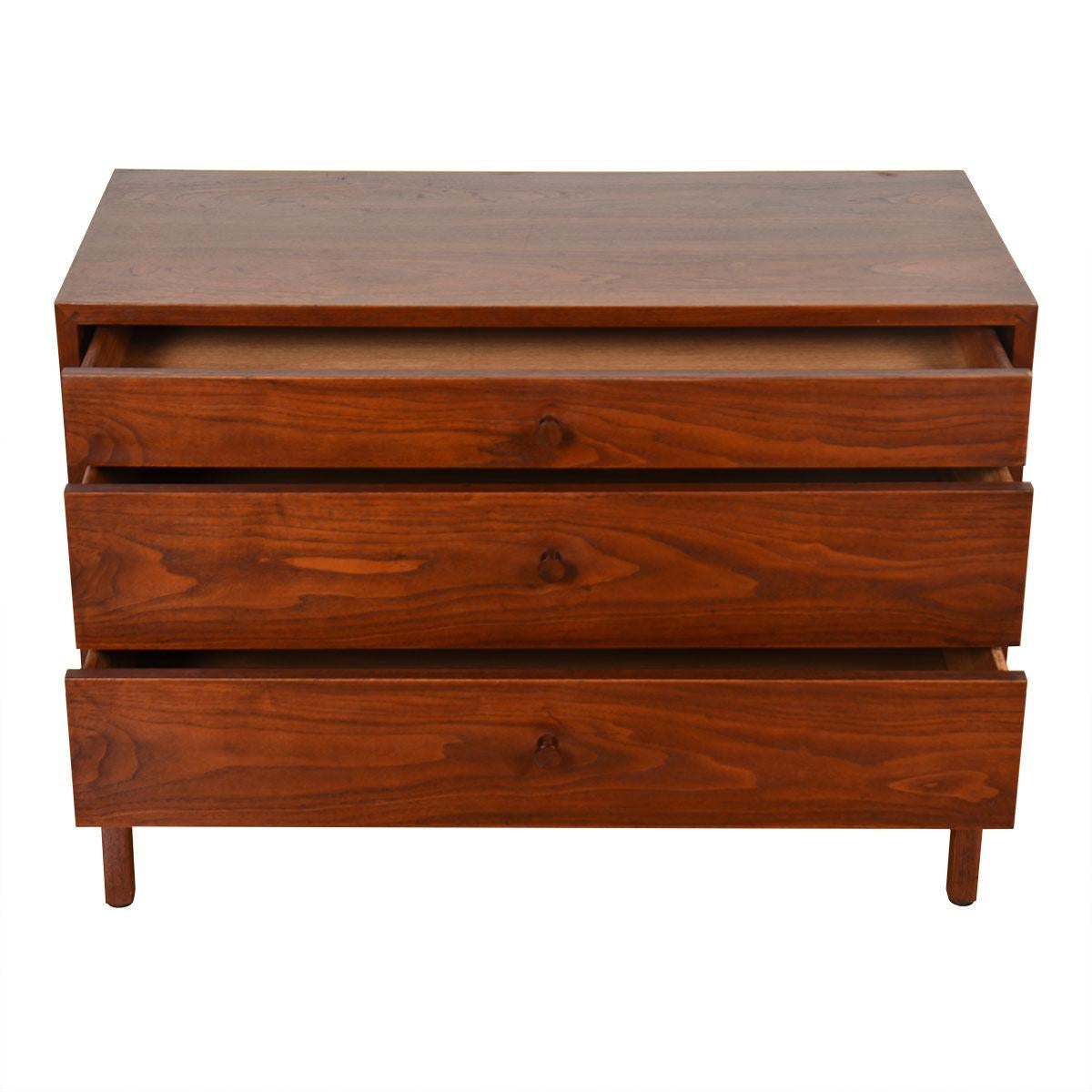Perfectly sized for an entry, office or guest bedroom — or wherever you need a bit of storage — we offer this walnut compact & low MCM chest of drawers. Graduated drawers with a central knob on each drawer.
Beautiful figuring in the walnut.
