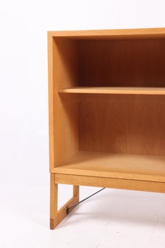 Librería baja de mediados de siglo, en roble de Børge Mogensen