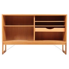 Librería baja de mediados de siglo, en roble de Børge Mogensen