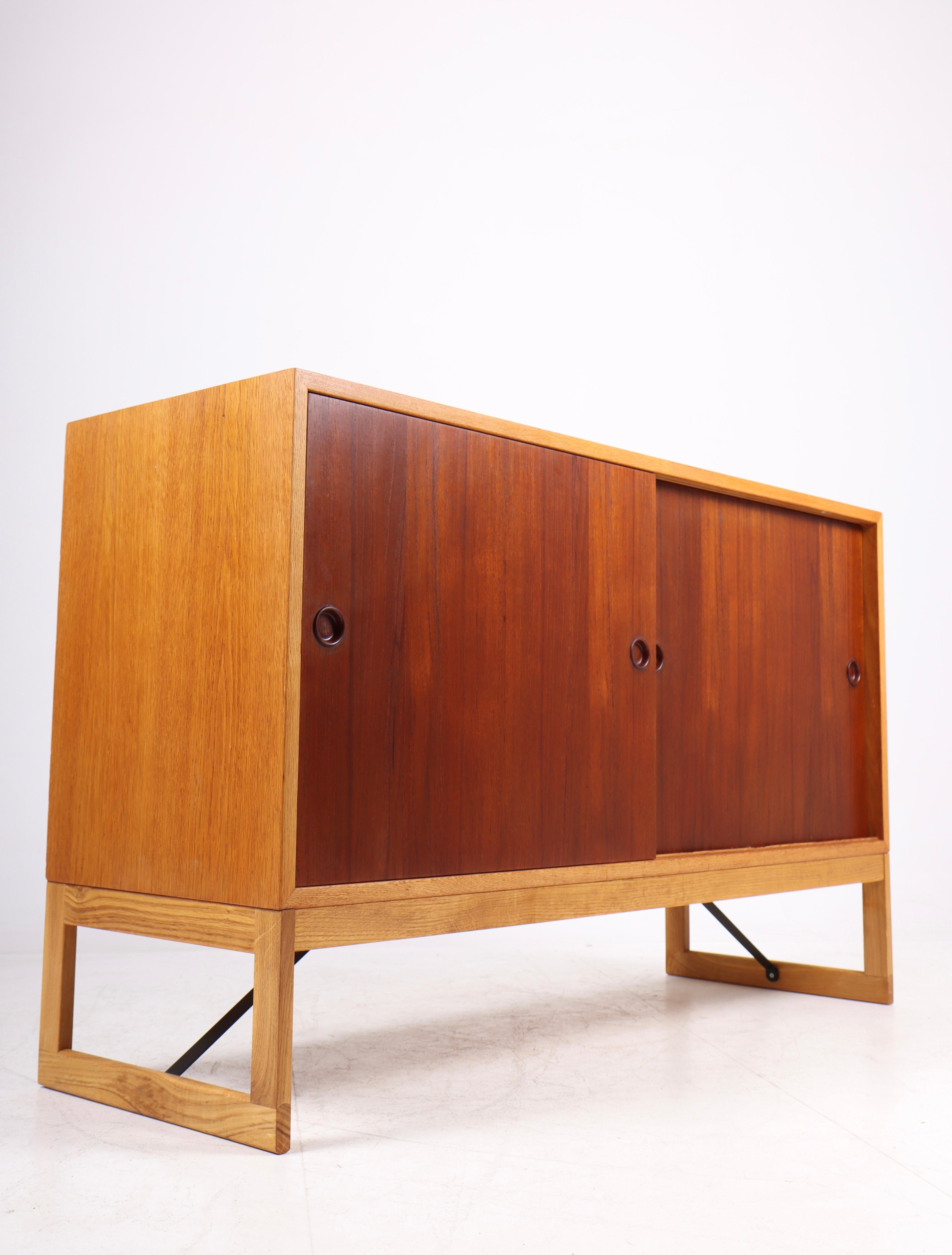 Low Midcentury Cabinet in Oak and Teak by Børge Mogensen, 1960s In Good Condition For Sale In Lejre, DK