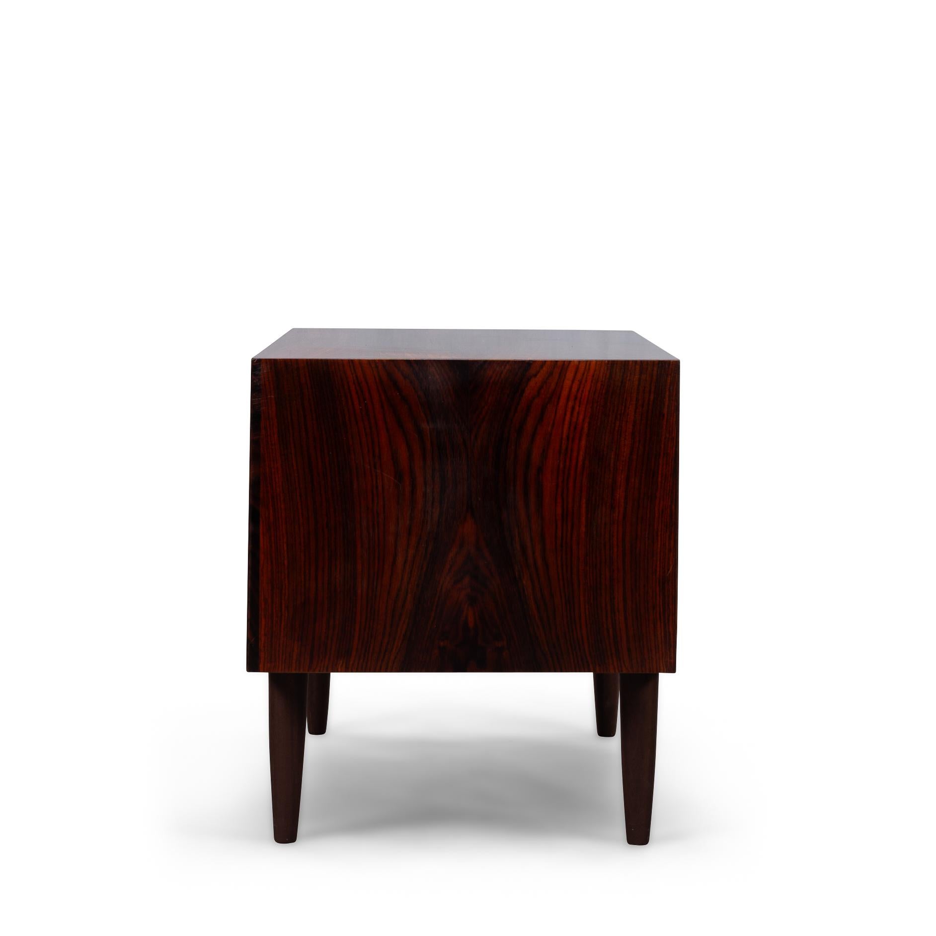 Prodotto da Brouer Mobelfabrik
Una bellissima cassettiera bassa di Brouer realizzata in espressivo legno di palissandro. Il colore è un bellissimo marrone scuro rossastro. Le impugnature e la fantasia del legno ne fanno un vero e proprio gioiello.