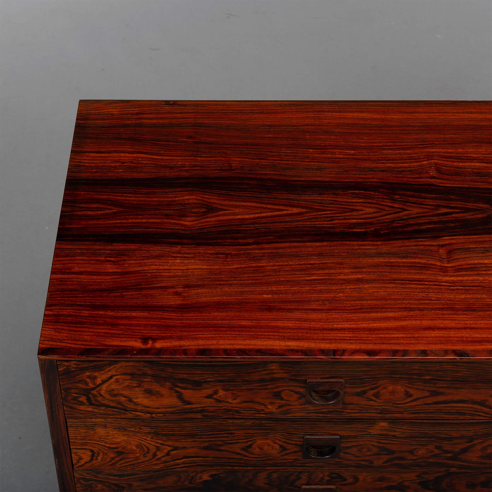 Low Midcentury Rosewood Chest of drawers by Brouer Møbelfabrik, 1960s In Good Condition For Sale In Elshout, NL