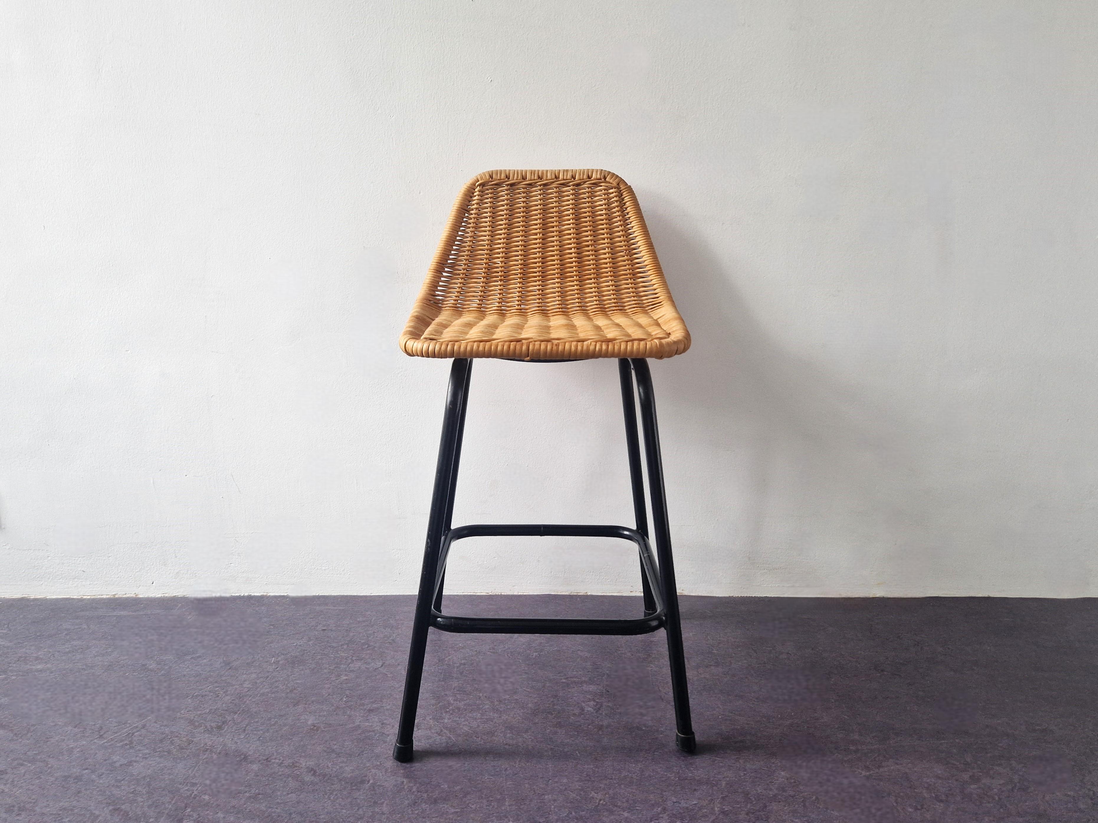 Mid-Century Modern Low model stool of wicker and metal by Rohé Noordwolde, The Netherlands 1960's For Sale
