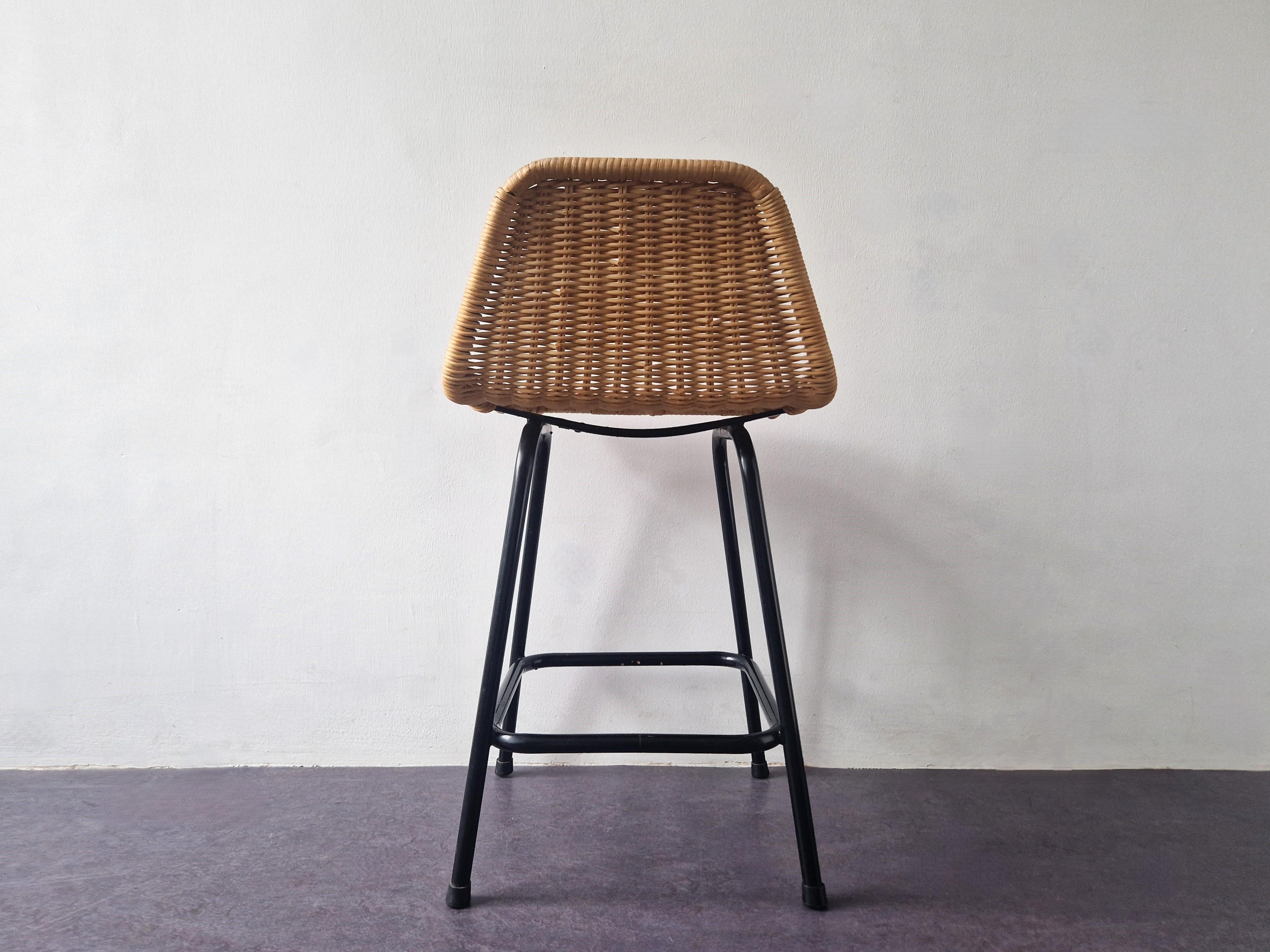 Low model stool of wicker and metal by Rohé Noordwolde, The Netherlands 1960's In Good Condition For Sale In Steenwijk, NL