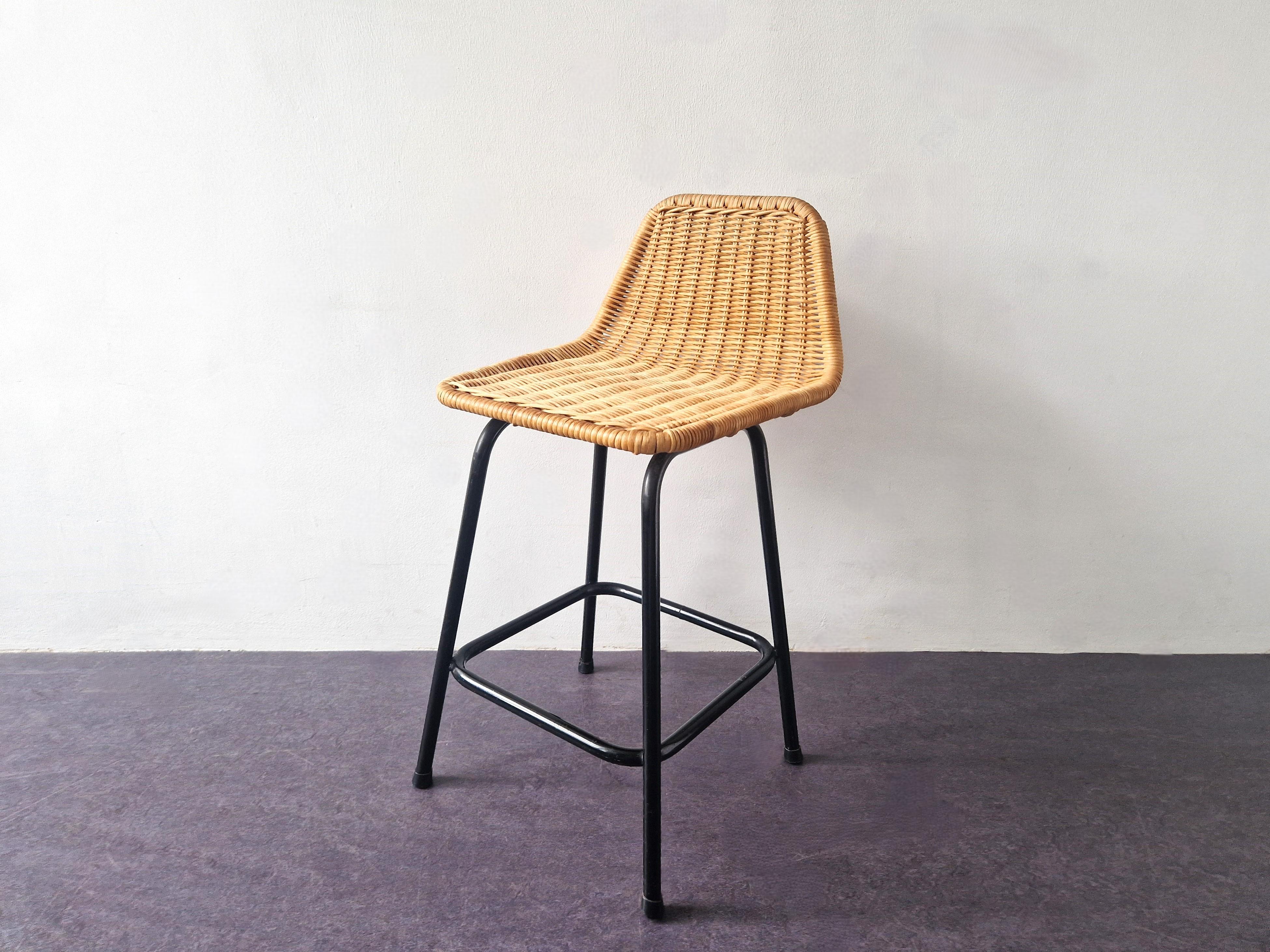 Low model stool of wicker and metal by Rohé Noordwolde, The Netherlands 1960's For Sale 2