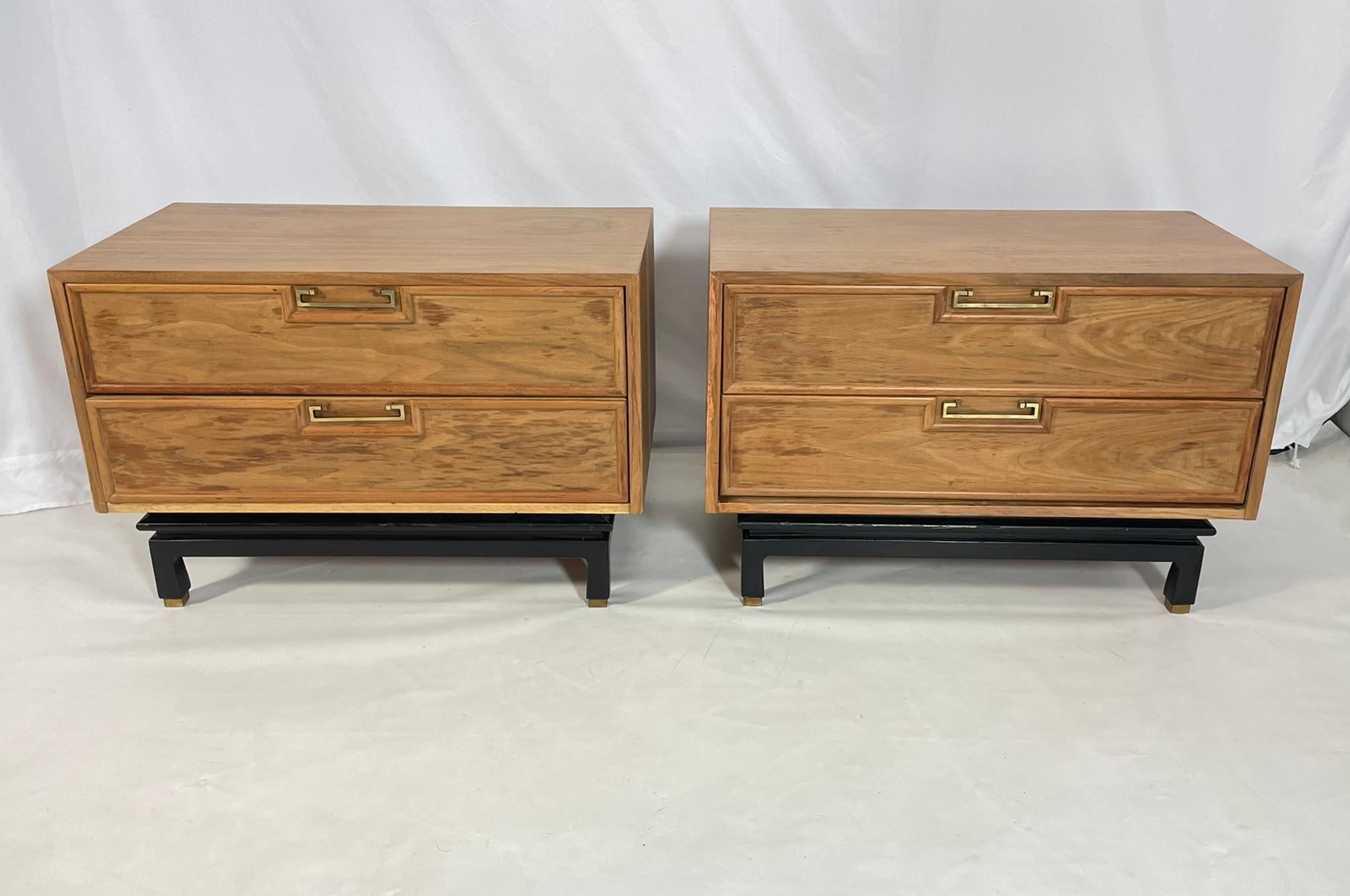 Ti presentiamo una coppia di squisiti comodini bassi del famoso designer Merton Gershun per American of Martinsville, realizzati negli Stati Uniti d'America durante l'epoca glamour degli anni Sessanta.
Queste splendide cassettiere in legno sono