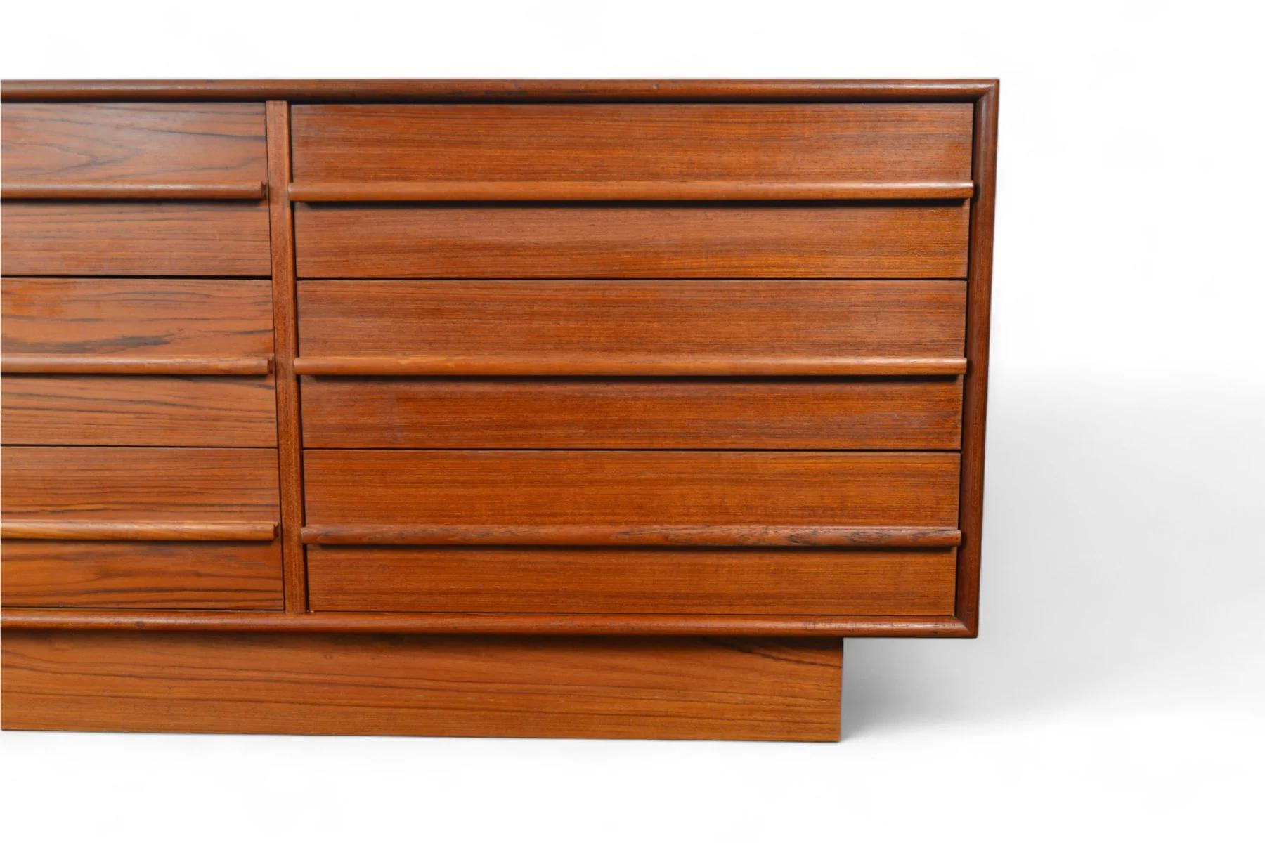 Origine: Canada
Progettista: Sconosciuto
Produttore: Sconosciuto
Epoca: anni '70
Materiali: Teak, Oak
Misure: 75″ di larghezza x 18,5″ di profondità x 24,5″ di altezza

Condizioni: In eccellenti condizioni originali, con l'usura tipica dell'epoca. 