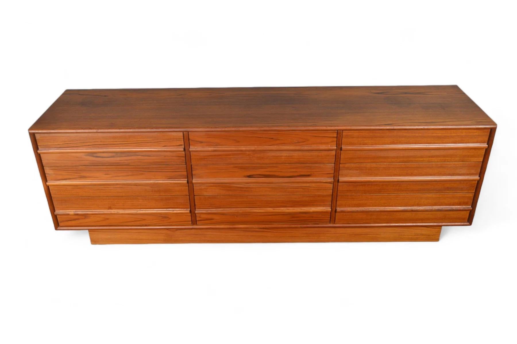 Mid-Century moderno Comò basso a nove cassetti del Mid Century in teak