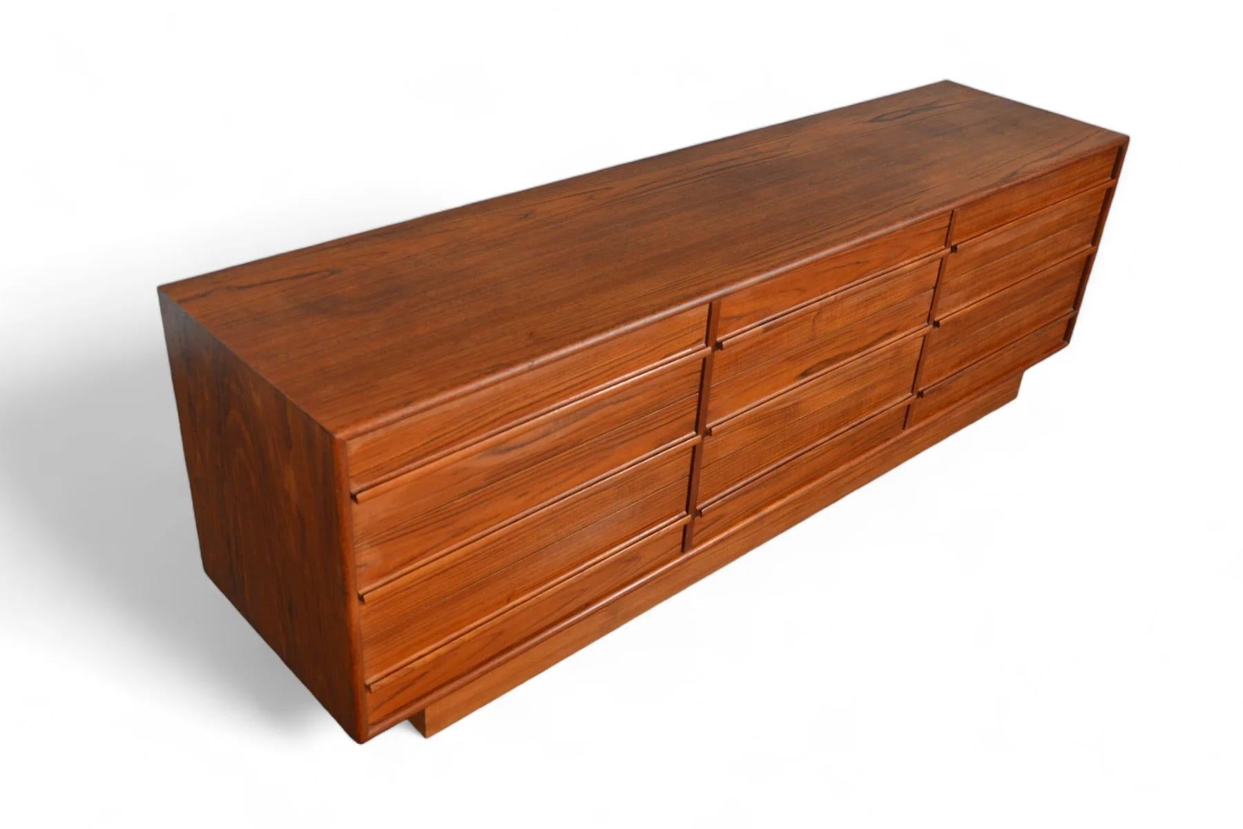 Comò basso a nove cassetti del Mid Century in teak In condizioni buone a Berkeley, CA