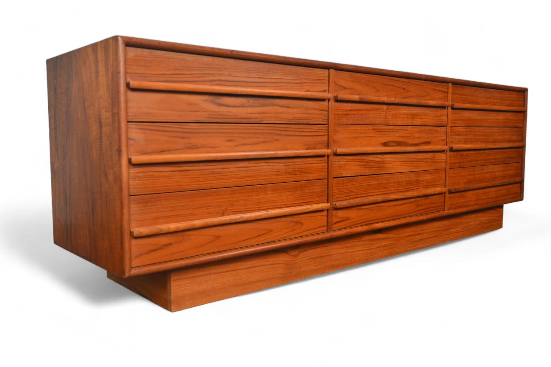 XX secolo Comò basso a nove cassetti del Mid Century in teak