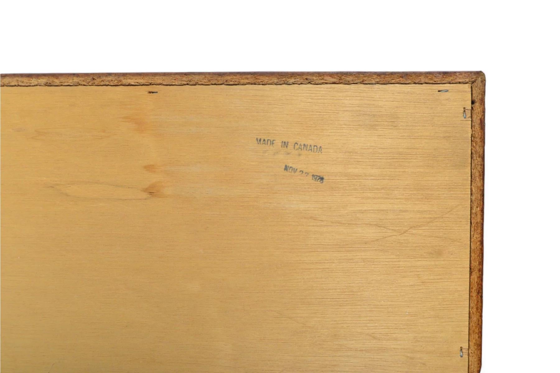 Quercia Comò basso a nove cassetti del Mid Century in teak
