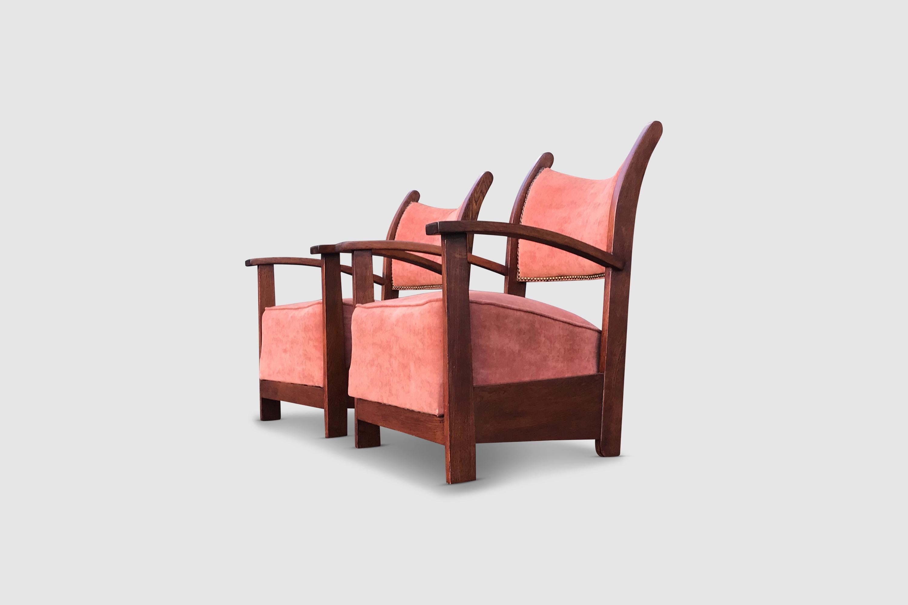 Very cool set of low armchairs in the manner of De Amsterdamse School from the art-deco period. Likely from the 1930s or 1940s.

The oak frame is bent in a very particular backwards shape and provides for a very interesting silhouette. The bent in