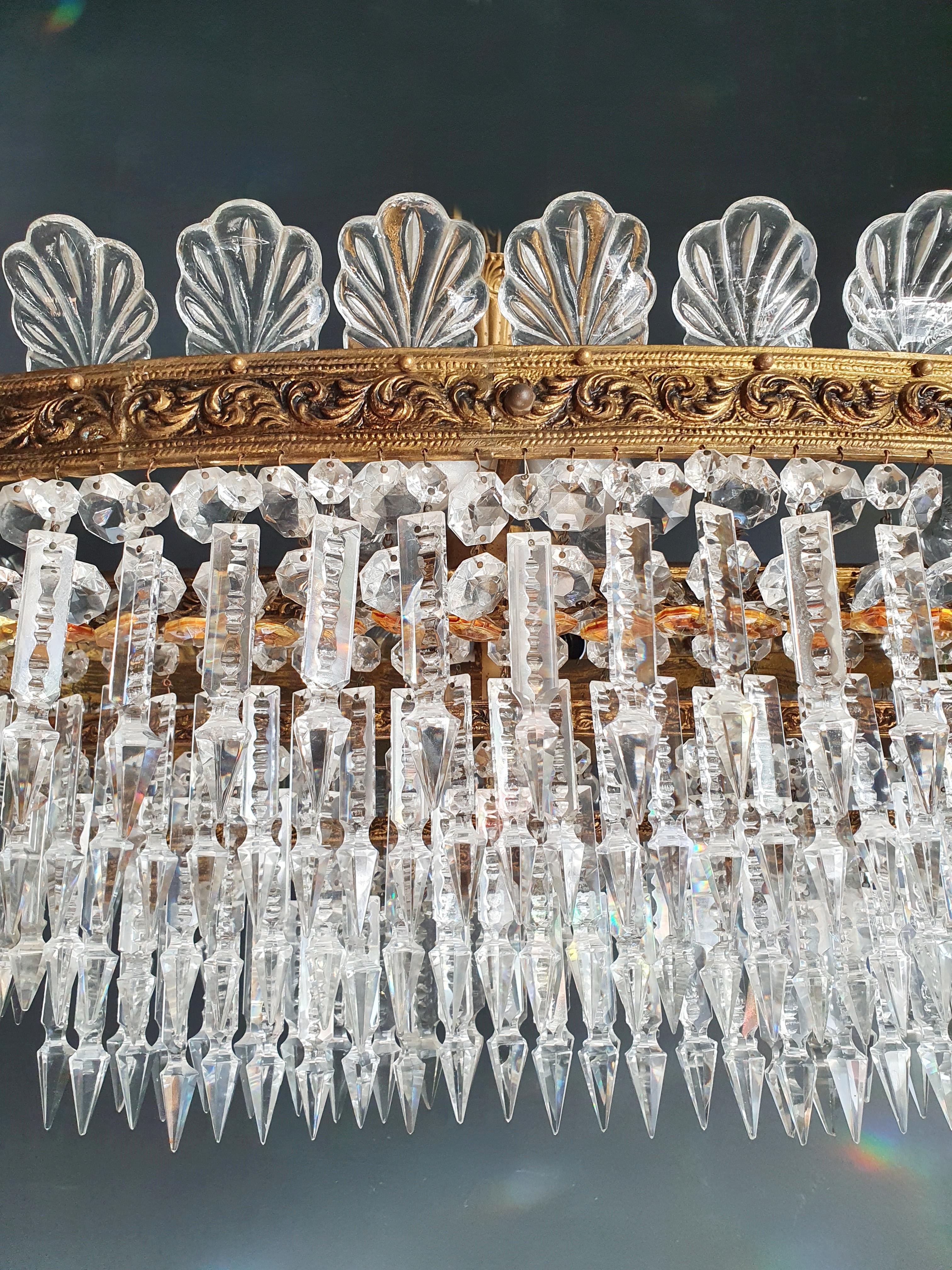 Low oval ceiling crystal chandelier brass.
Cabling completely renewed. Crystal hand knotted.
Measures: Total height 45 cm, height without chain 45 cm, diameter 44 x 80 cm. weight (approximately) 12kg.

Number of lights: 6-light bulb sockets: