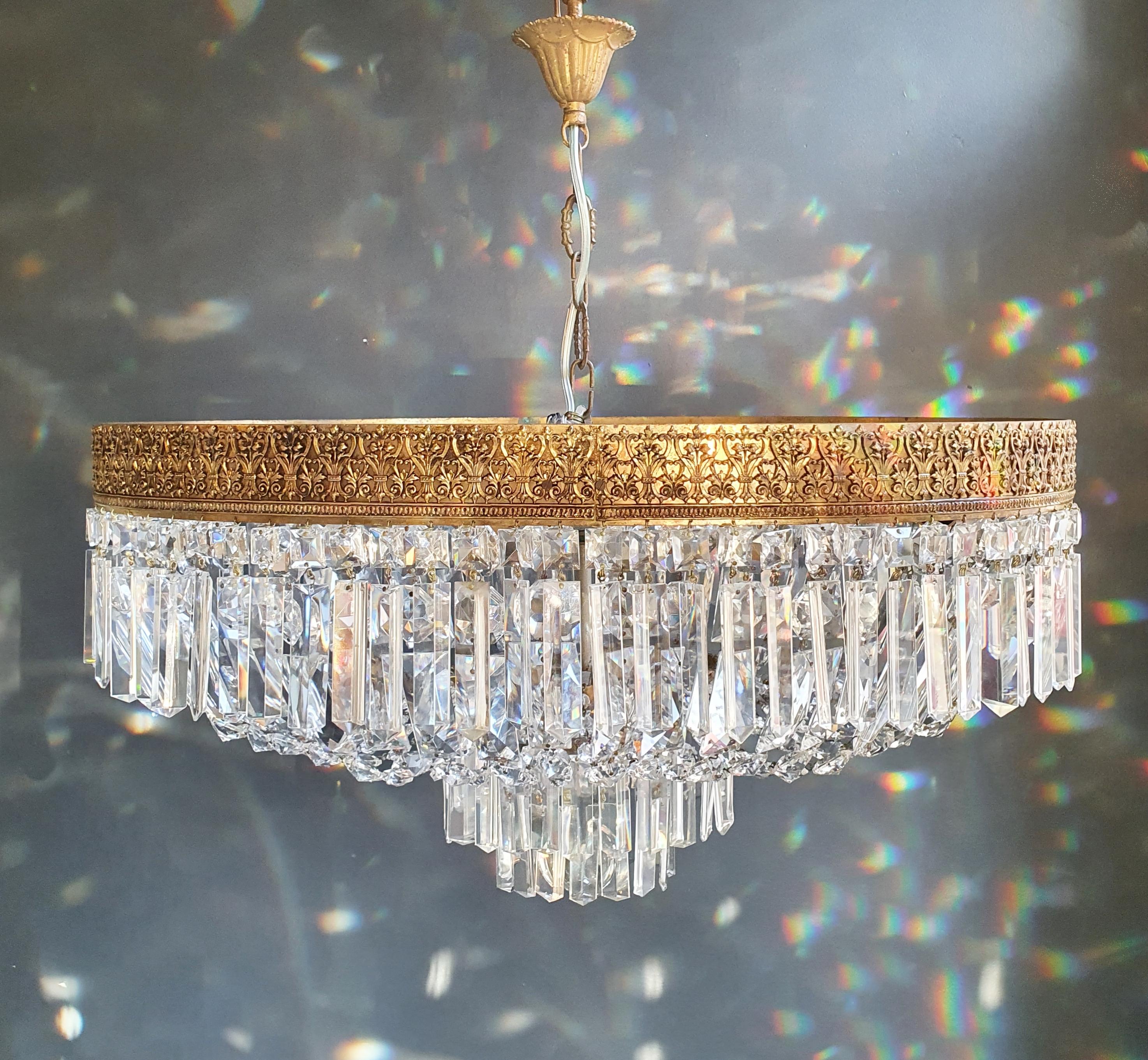 Low oval ceiling crystal chandelier brass.
Cabling completely renewed. Crystal hand knotted.
Measures: Total height 60 cm, height without chain 33 cm, diameter 61 x 40 cm. weight (approximately) 10kg.

Number of lights: 8-light bulb sockets: