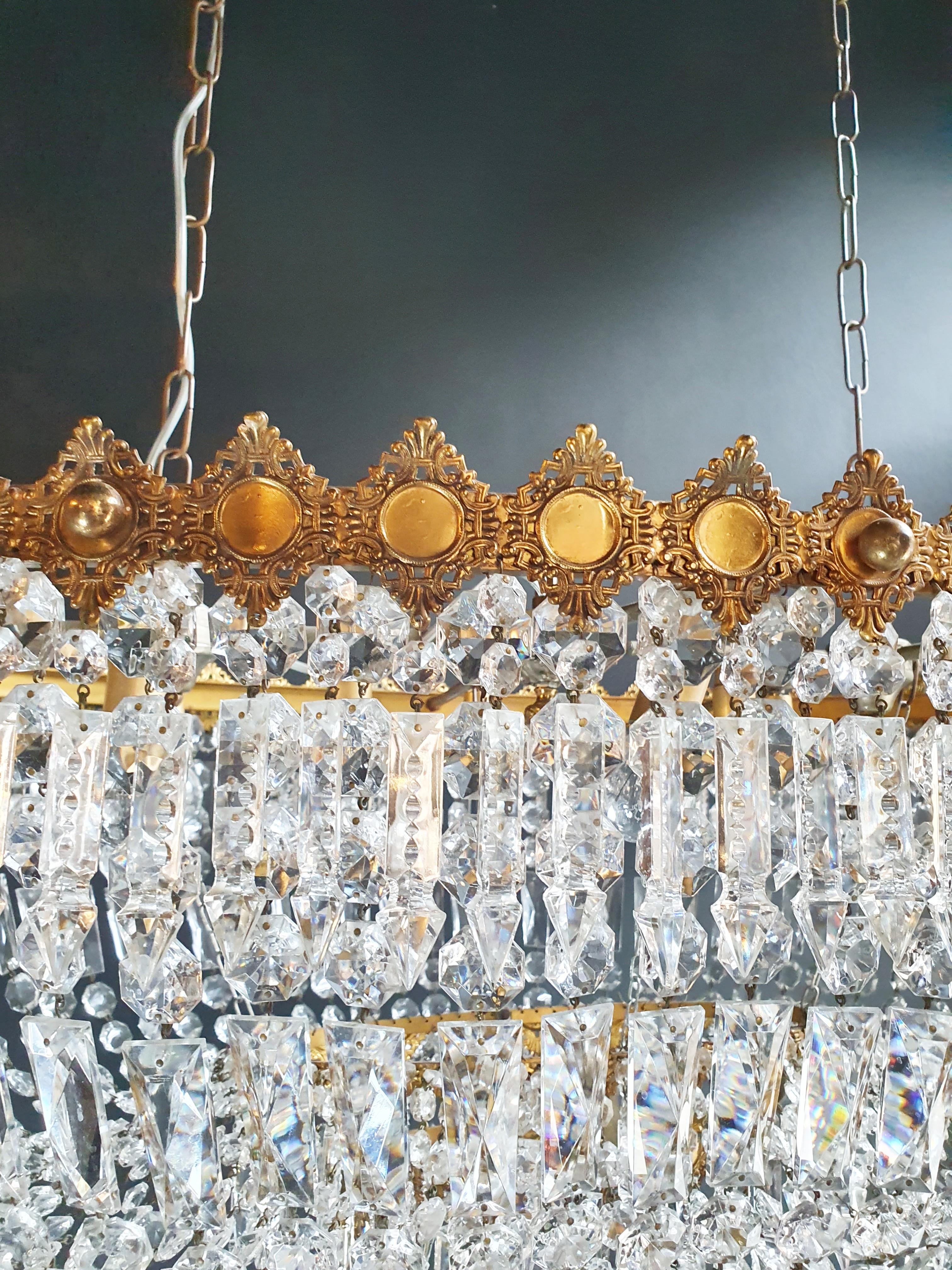 Low oval ceiling crystal chandelier brass.
Cabling completely renewed. Crystal hand knotted.
Measures: Total height 100 cm, height without chain 48 cm, diameter 100 x 65 cm. weight (approximately) 15kg.

Number of lights: 10-light bulb sockets: