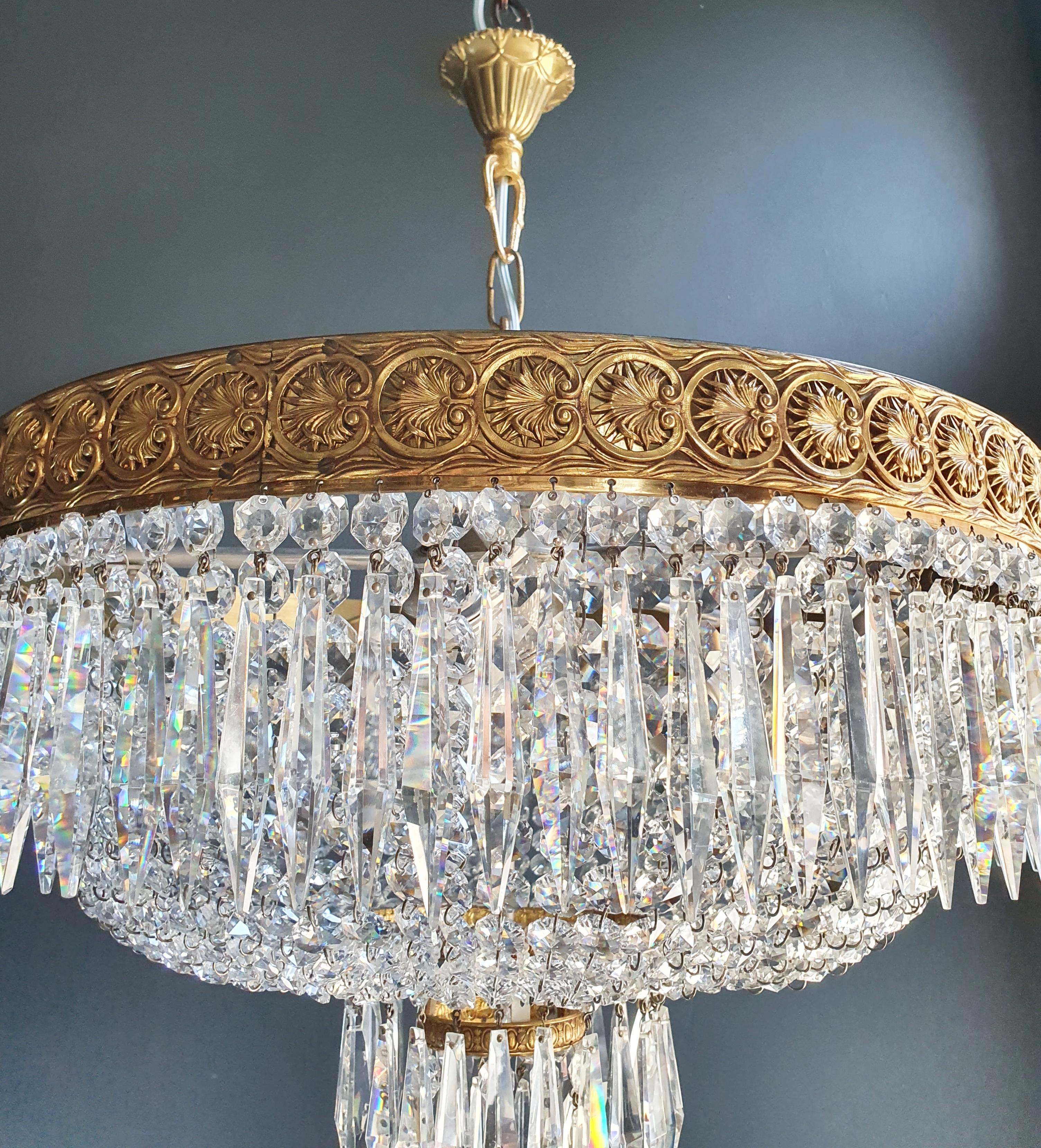 Low oval ceiling crystal chandelier brass.
Cabling completely renewed. Crystal hand knotted.
Measures: Total height 60 cm, height without chain 35 cm, diameter 50 cm. weight (approximately) 10kg.

Number of lights: 5-light bulb sockets: