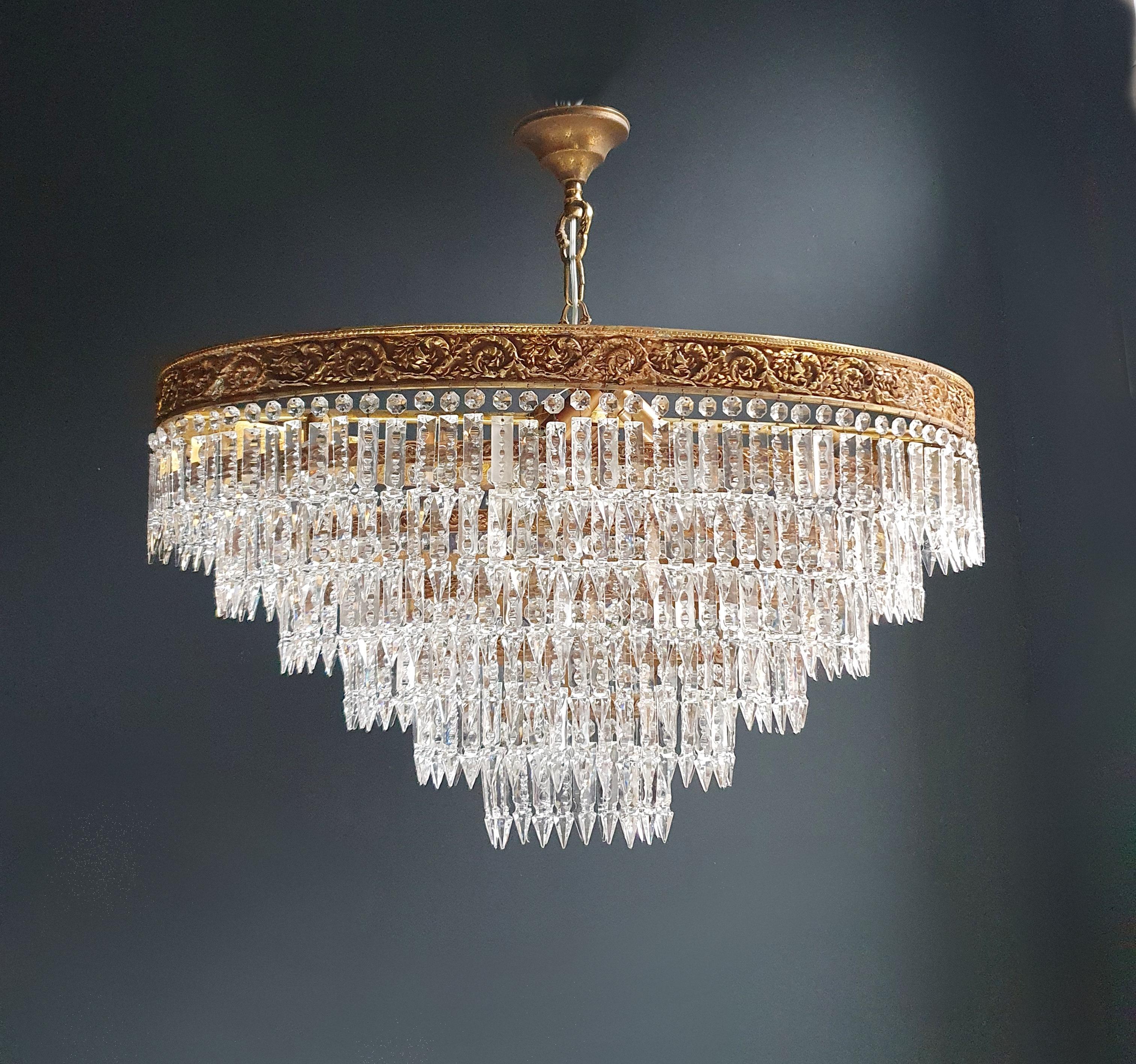Low oval ceiling crystal chandelier brass.
Cabling completely renewed. Crystal hand knotted.
Measures: Total height 75 cm, height without chain 46 cm, diameter 80 x 50 cm. weight (approximately) 17kg.

Number of lights: 8-light bulb sockets: