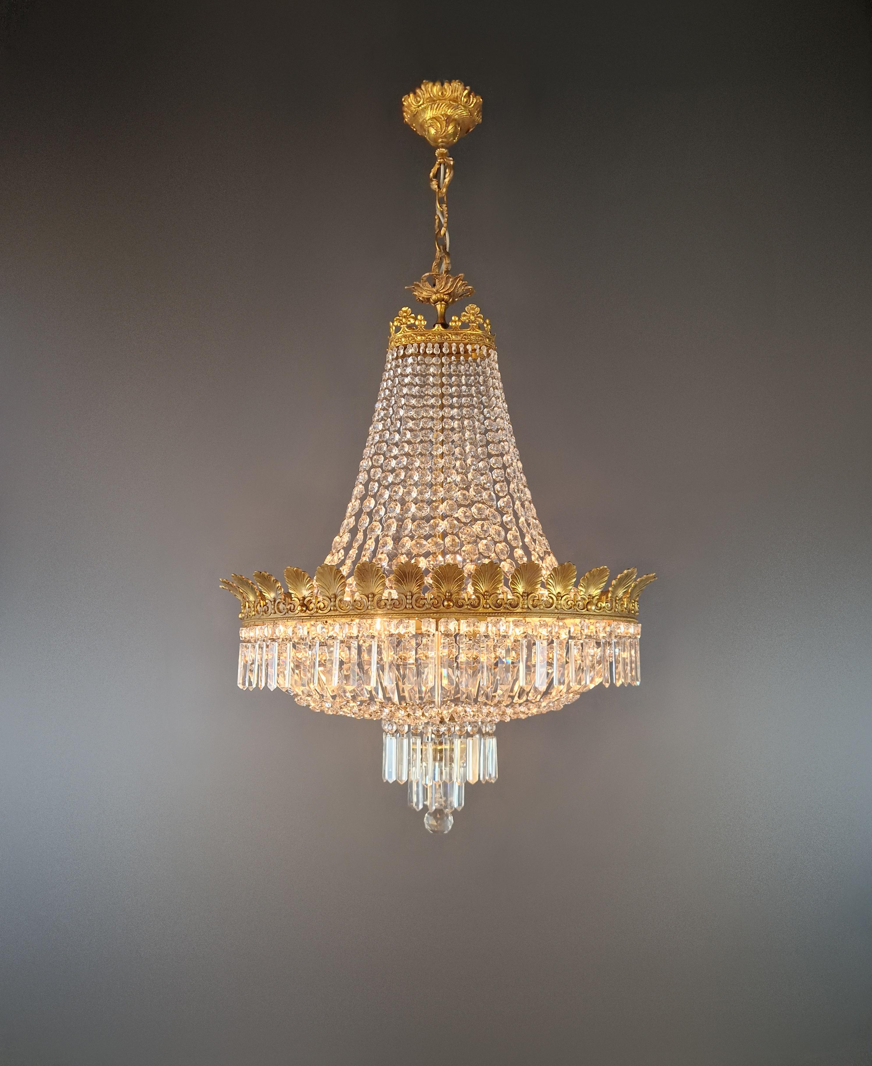 Antique Oval Brass Ceiling Crystal Chandelier from Italy, 1918

This stunning antique chandelier hails from Italy, crafted in the year 1918. 
Its oval shape is particularly distinctive, showcasing the exquisite craftsmanship of the Art Nouveau era.