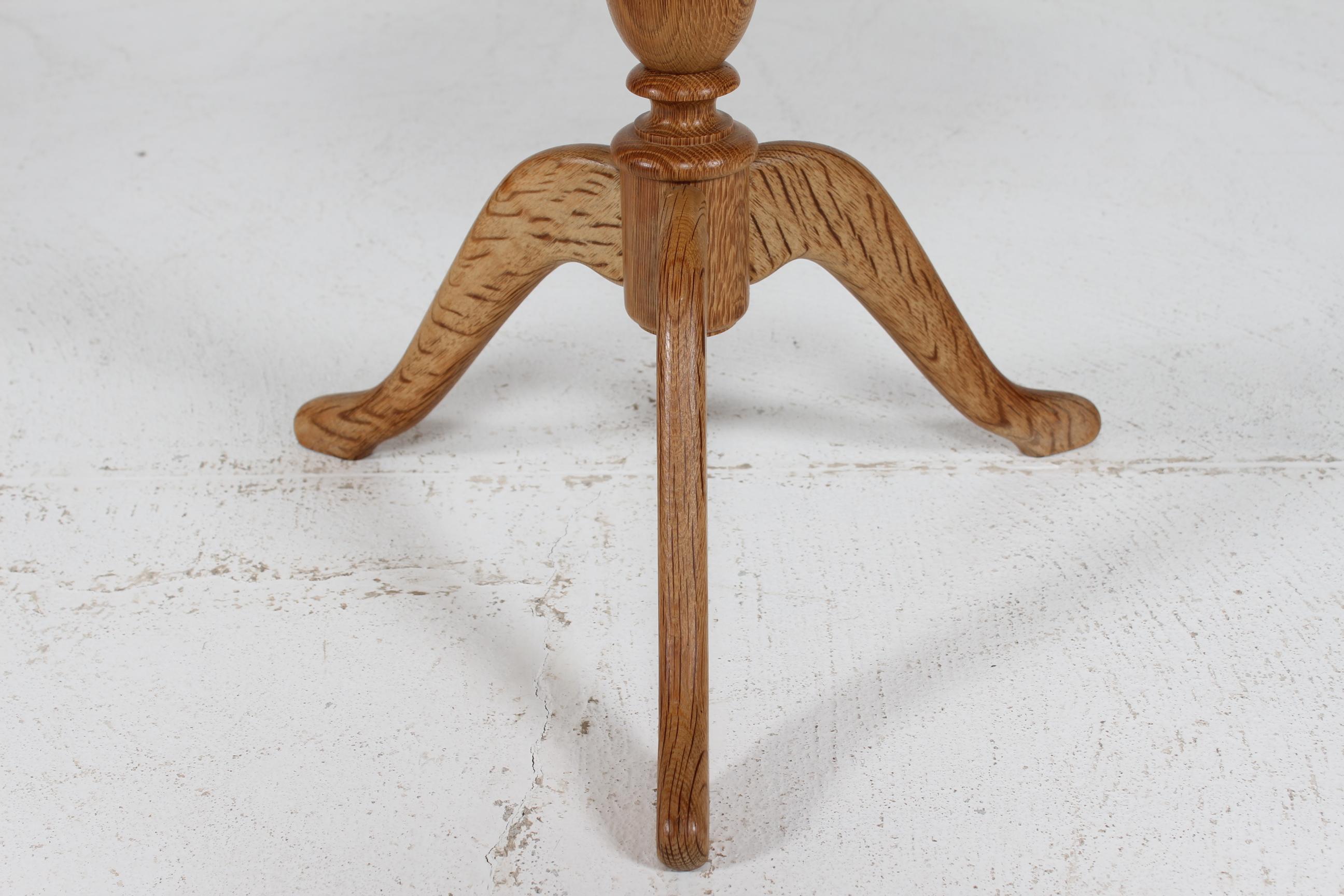 Niedriger Säulen-Lampentisch aus Eiche im Stil von Anton Kildeberg + Kjærnulf 1970er (Moderne der Mitte des Jahrhunderts) im Angebot