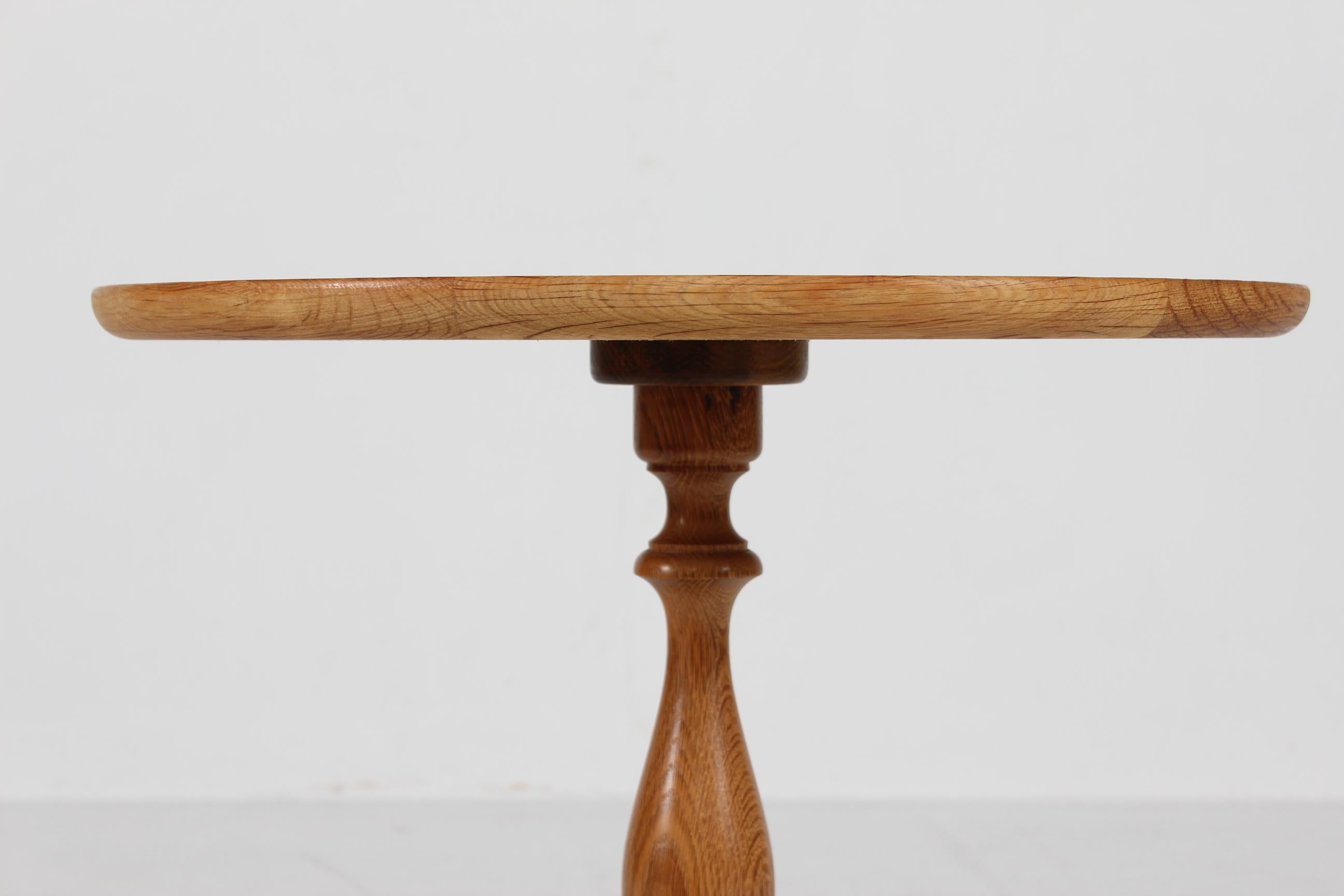 Niedriger Säulen-Lampentisch aus Eiche im Stil von Anton Kildeberg + Kjærnulf 1970er (Dänisch) im Angebot