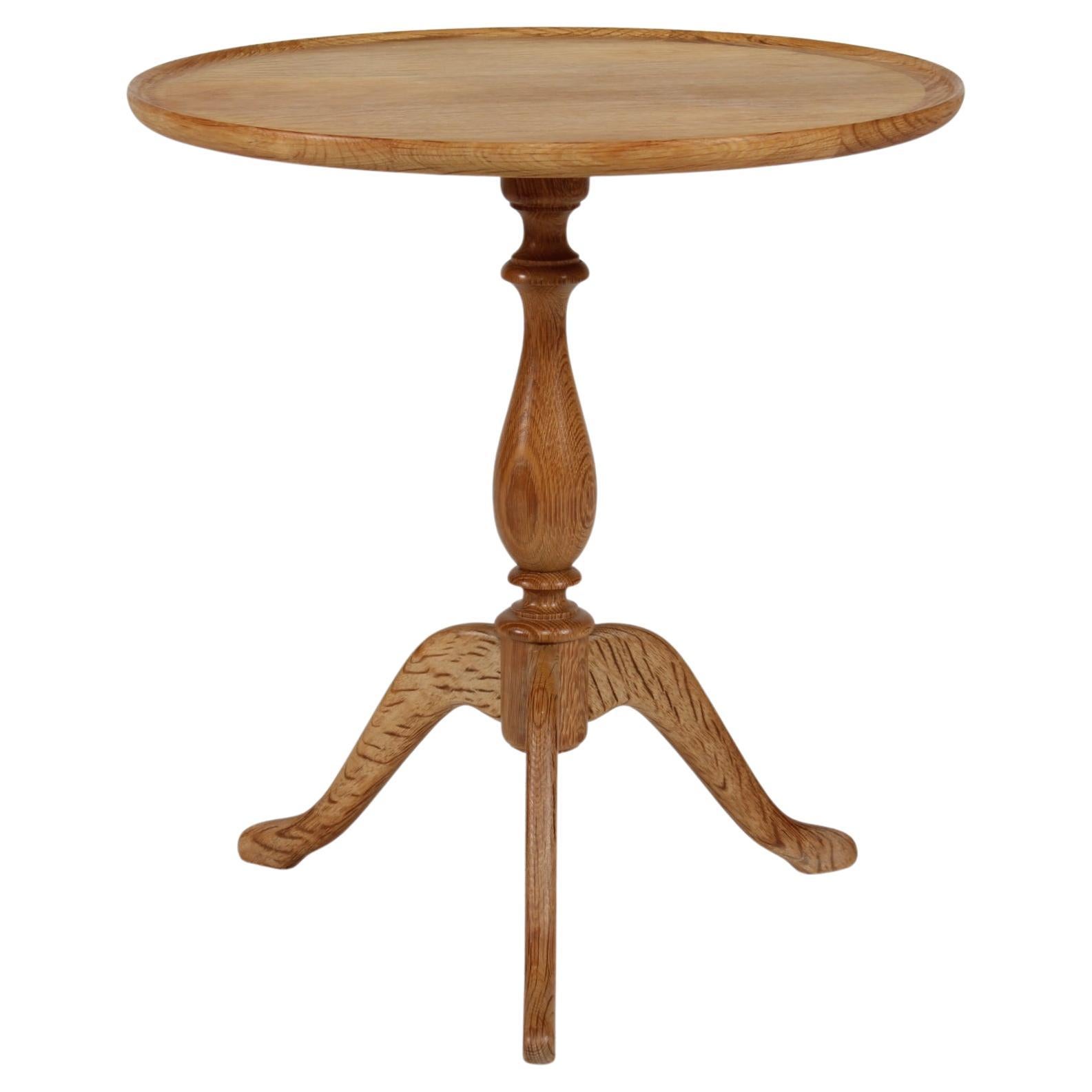 Niedriger Säulen-Lampentisch aus Eiche im Stil von Anton Kildeberg + Kjærnulf 1970er im Angebot