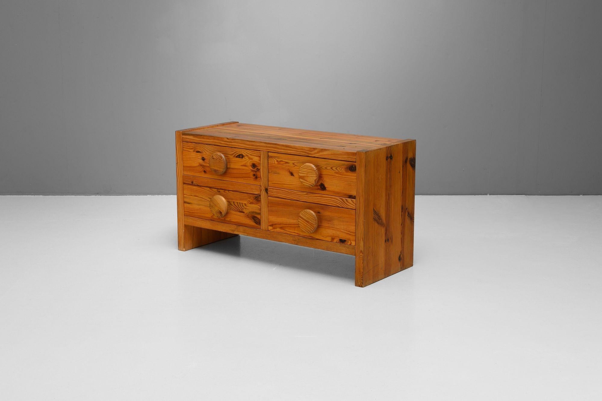 Late 20th Century low pine set of drawers, two over two. Solid pine construction. Sweden circa 1970s.

H 55cm x W 100cm x D 40cm