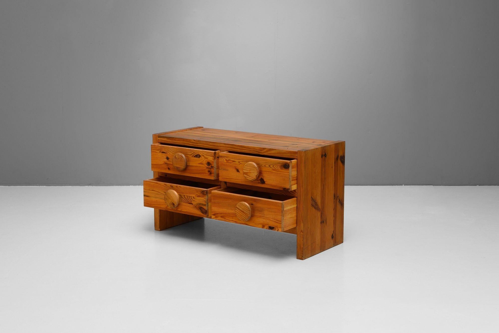 Low Pine Chest of Drawers In Good Condition For Sale In London, England