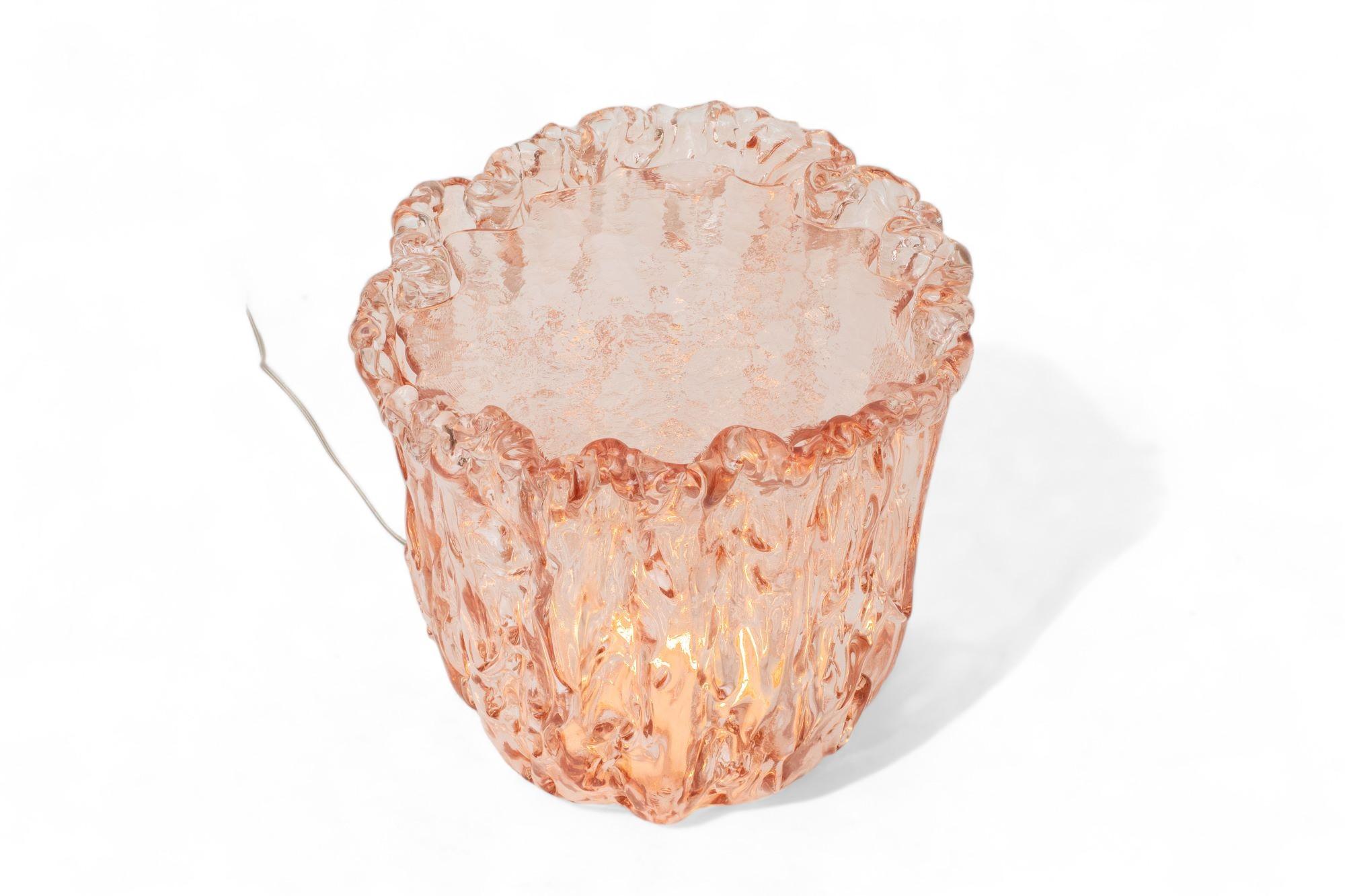 Zeitgenössischer niedriger Beistelltisch aus rosa Murano-Glas, auf Lager
von Tokujin Yoshioka 
Rosafarbenes Murano-Strukturglas, eingesetztes Deckglas.
Kann verkabelt (innen beleuchtet) oder ohne Verkabelung verwendet werden
Sofort versandfertig von