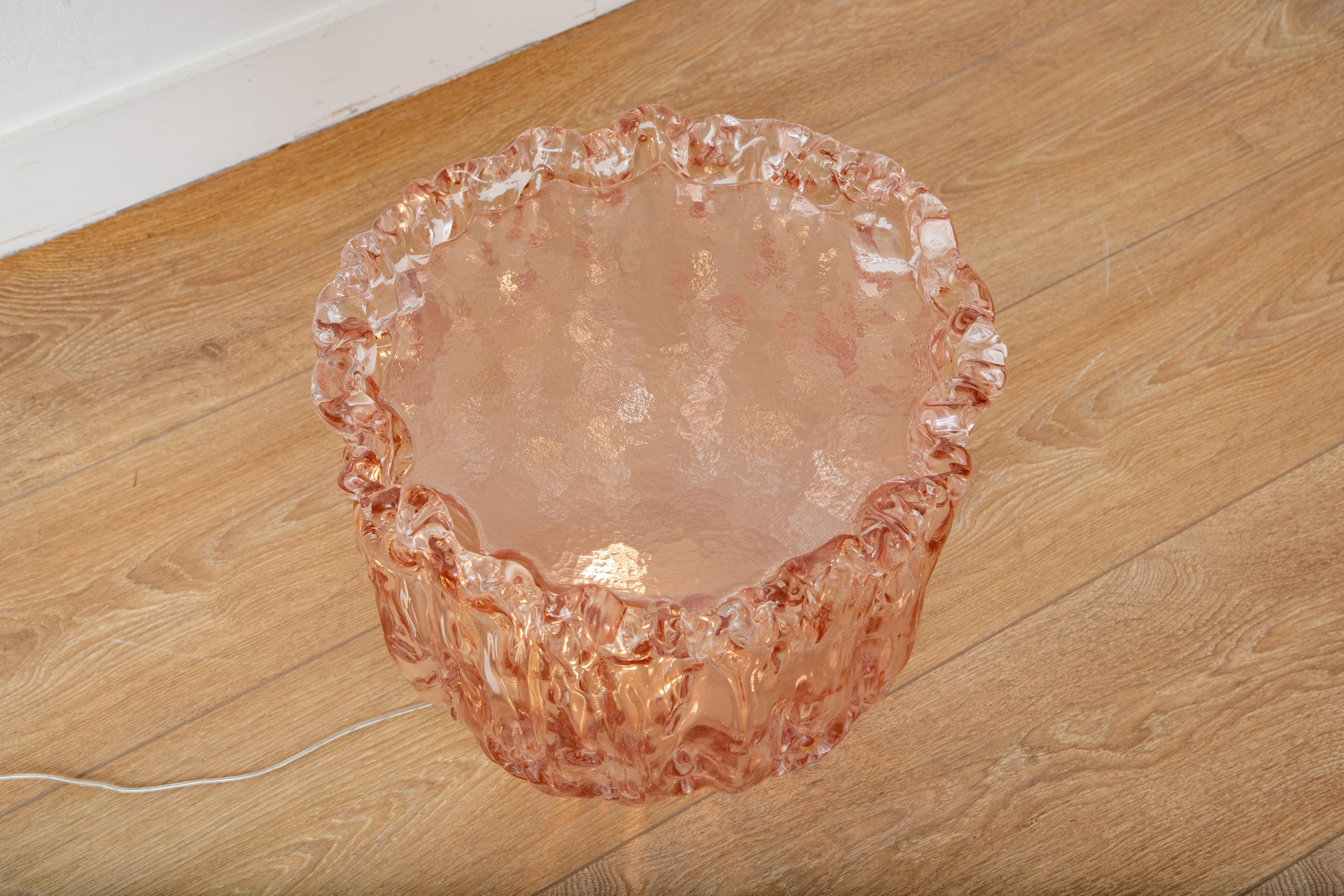 Zeitgenössischer niedriger Beistelltisch aus rosa Murano-Glas, auf Lager
von Tokujin Yoshioka 
Rosafarbenes Murano-Strukturglas, eingesetztes Deckglas.
Kann verkabelt (innen beleuchtet) oder ohne Verkabelung verwendet werden
Sofort versandfertig von