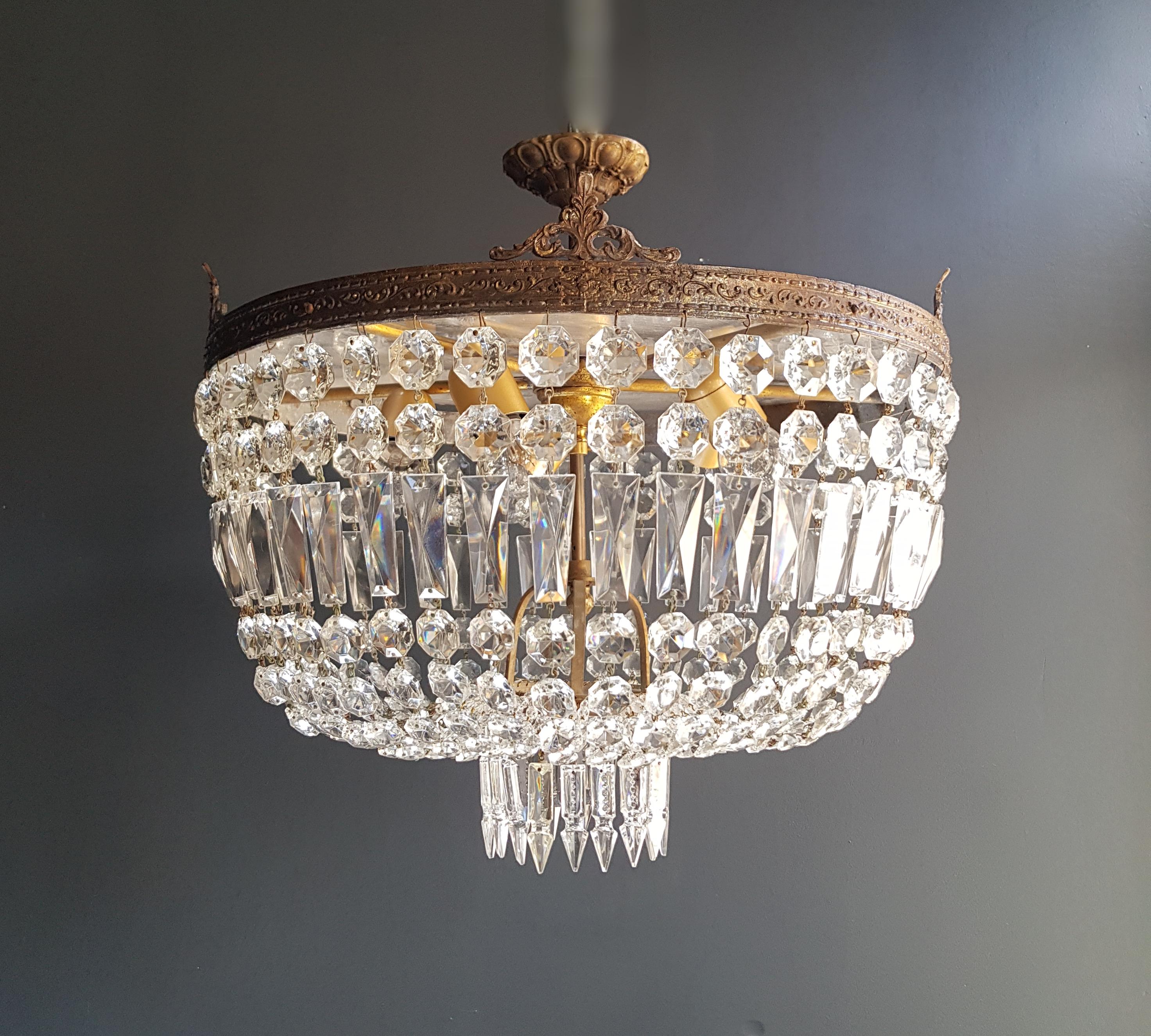 Low oval ceiling crystal chandelier brass.
Cabling completely renewed. Crystal hand knotted.
Measures: Total height 45 cm, height without chain 45 cm, diameter 50 cm. weight (approximately) 4kg.

Number of lights: 5-light bulb sockets: