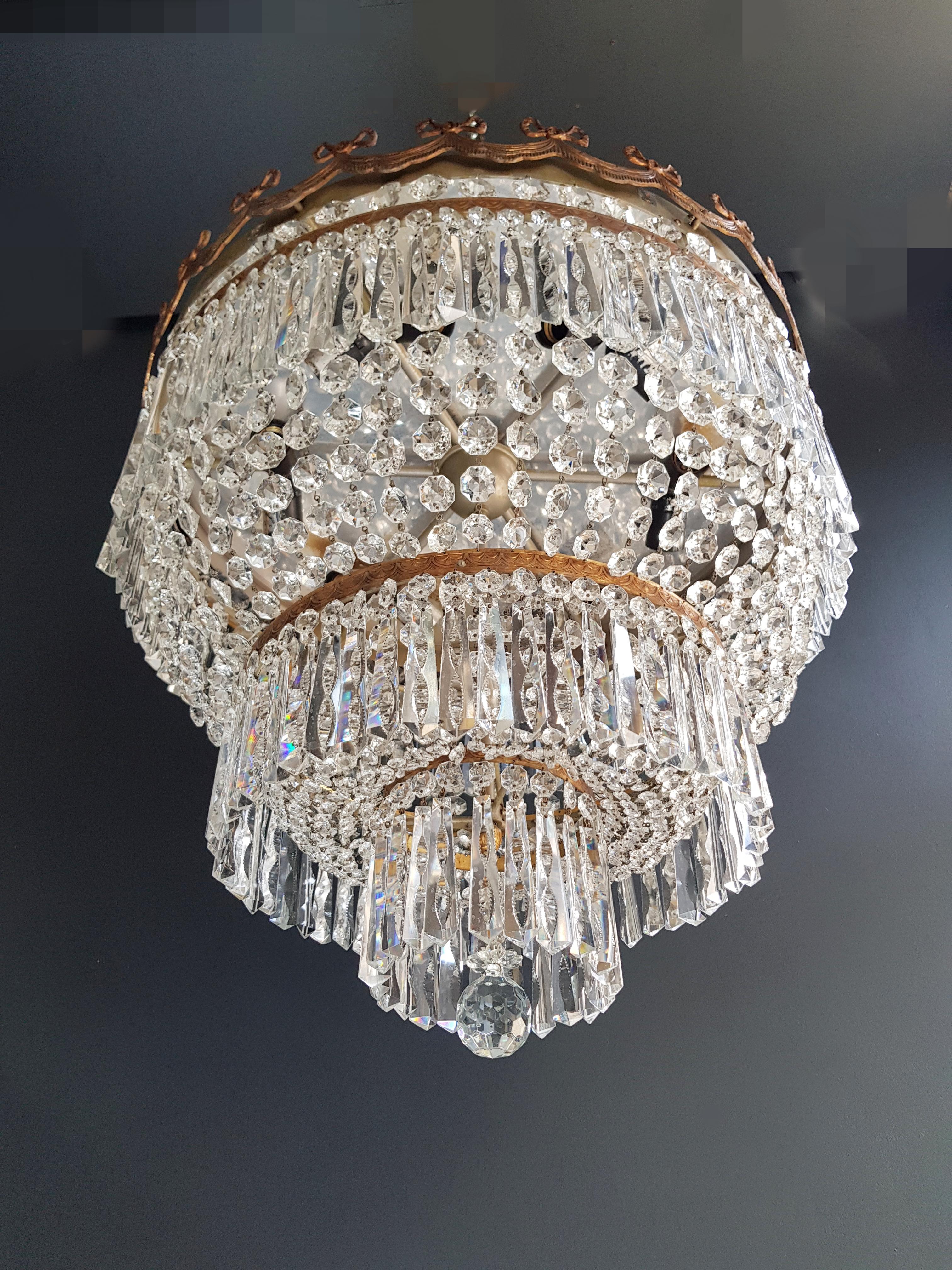 Low ceiling crystal chandelier brass.
Cabling completely renewed. Crystal hand knotted.
Measures: Total height 70 cm, height without chain 65 cm, diameter 60 cm. weight (approximately) 15kg.

Number of lights: 12-light bulb sockets: E27
Brass