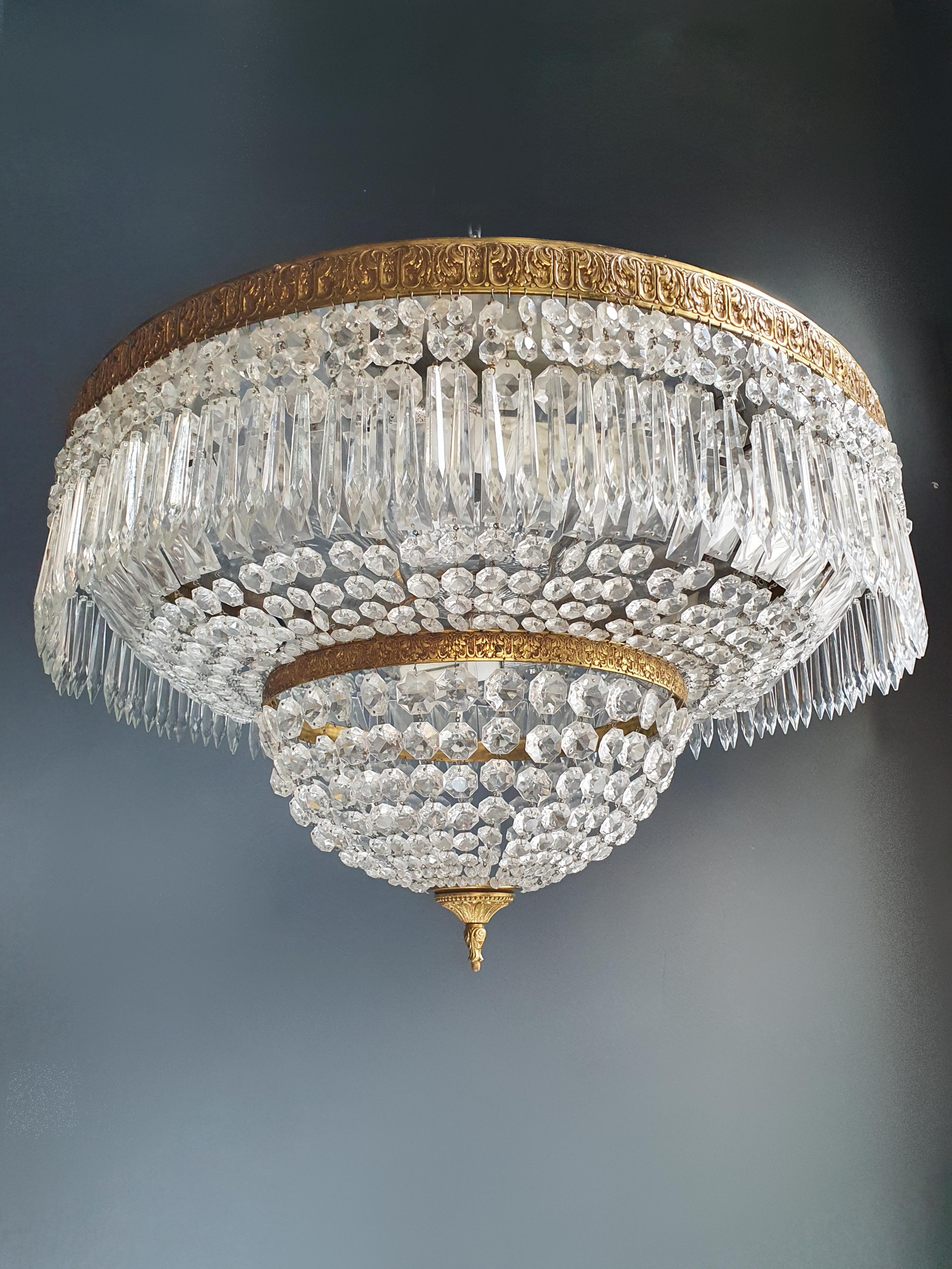 Low ceiling crystal chandelier brass.
Cabling completely renewed. Crystal hand knotted.
Measures: Total height 60 cm, height without chain 60 cm, diameter 70 cm. weight (approximately) 20kg.

Number of lights: 9 -light bulb sockets: E27
Brass