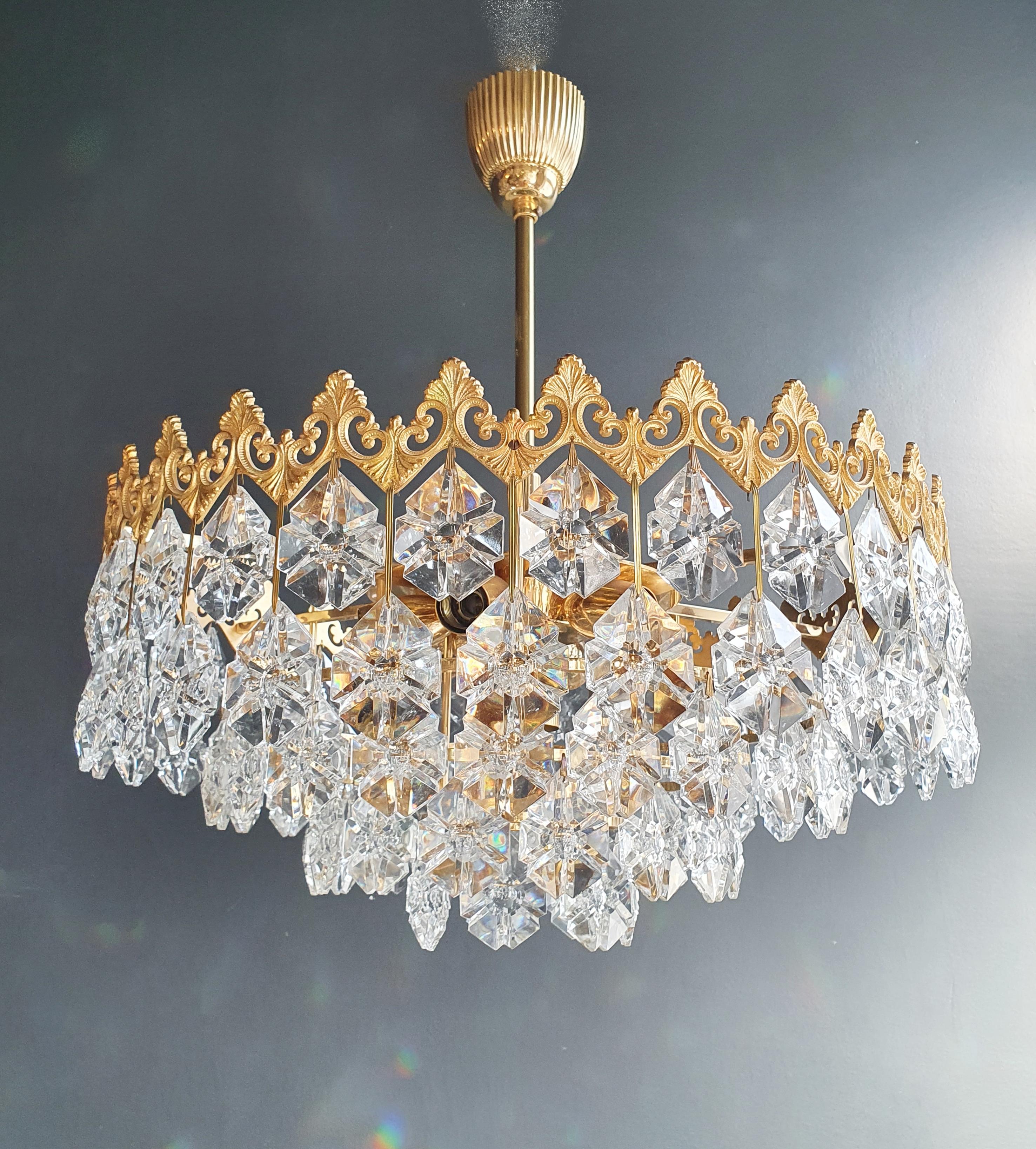 Low oval ceiling crystal chandelier brass.
Cabling completely renewed. Crystal hand knotted.
Measures: Total height 55 cm, height without chain 30 cm, diameter 50 cm. weight (approximately) 15kg.

Number of lights: 7-light bulb sockets: E14 and