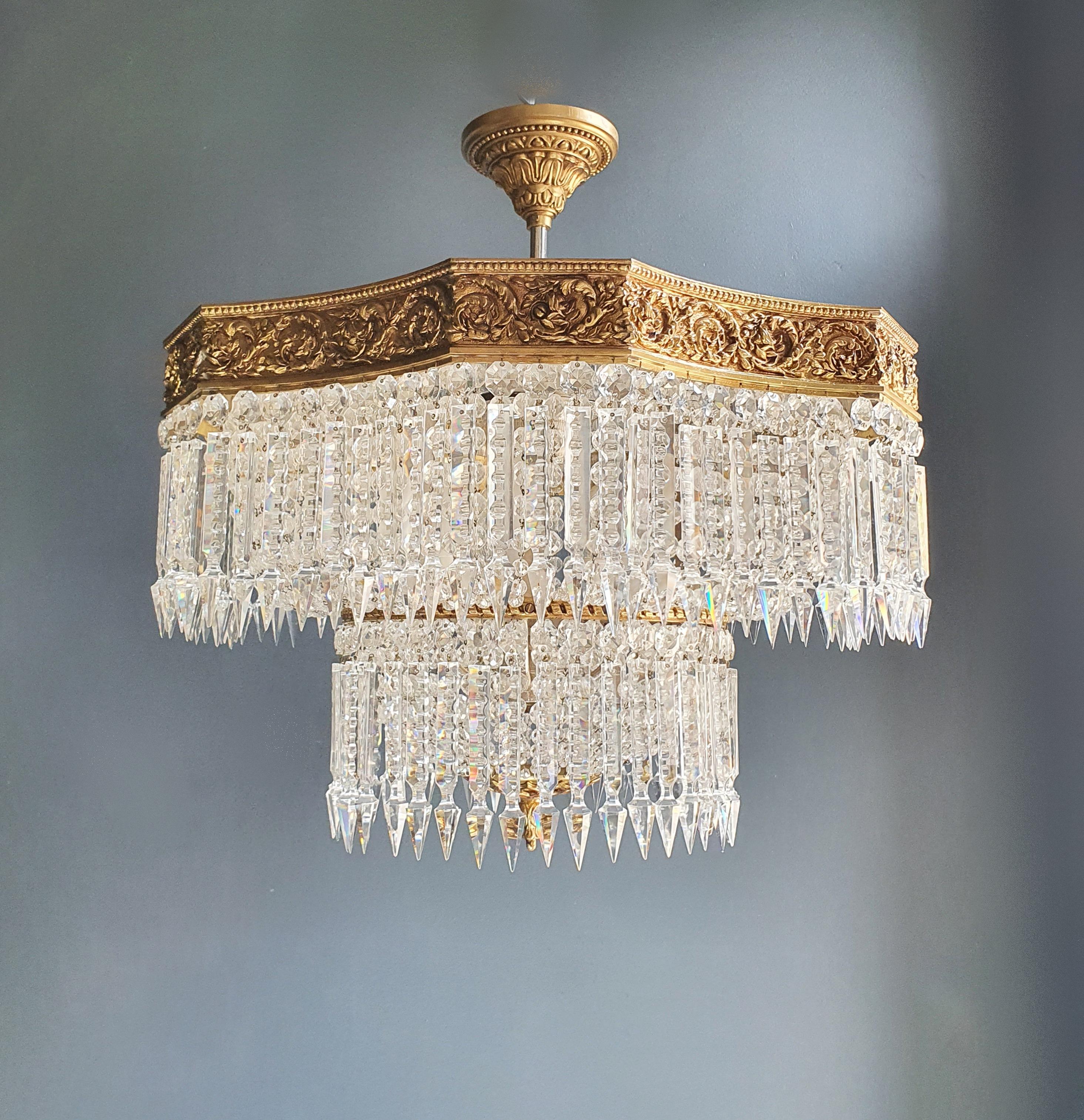 Antique Chandelier: Lovingly Restored in Berlin, Ready to Illuminate Your Space

Step into a world of vintage allure with this chandelier, meticulously restored in Berlin with profound care and expertise. Its historical charm meets modern