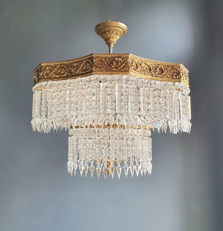 Low oval ceiling crystal chandelier brass.
Cabling completely renewed. Crystal hand knotted.
Measures: Total height 55 cm, height without chain 40 cm, diameter 55 cm. weight (approximately) 15kg.

Number of lights: 10-light bulb sockets: E27 and