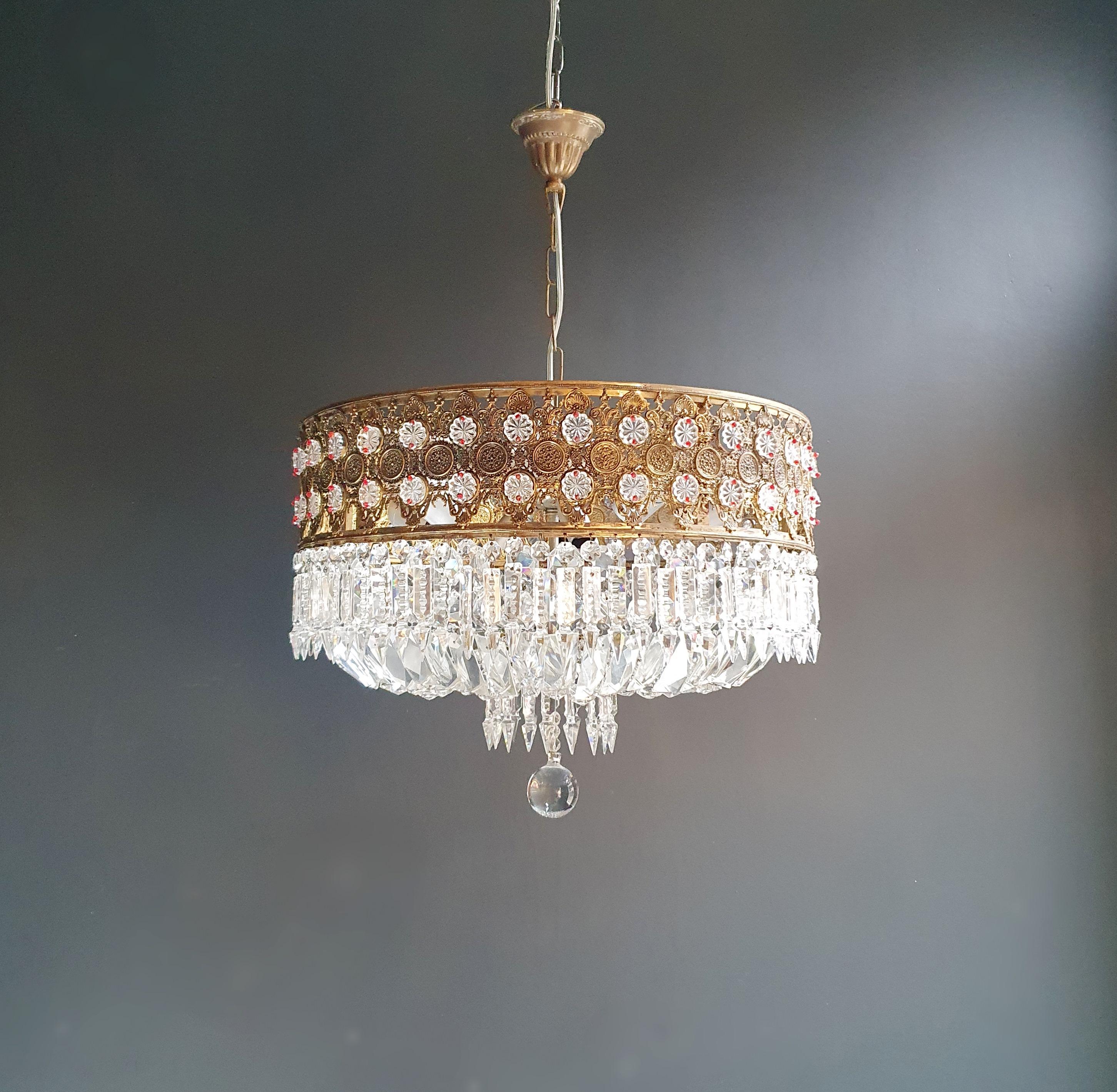 Low oval ceiling crystal chandelier brass.
Cabling completely renewed. Crystal hand knotted.
Measures: Total height 66 cm, height without chain 40 cm, diameter 50 cm. weight (approximately) 15kg.

Number of lights: 8-light bulb sockets: E27 and