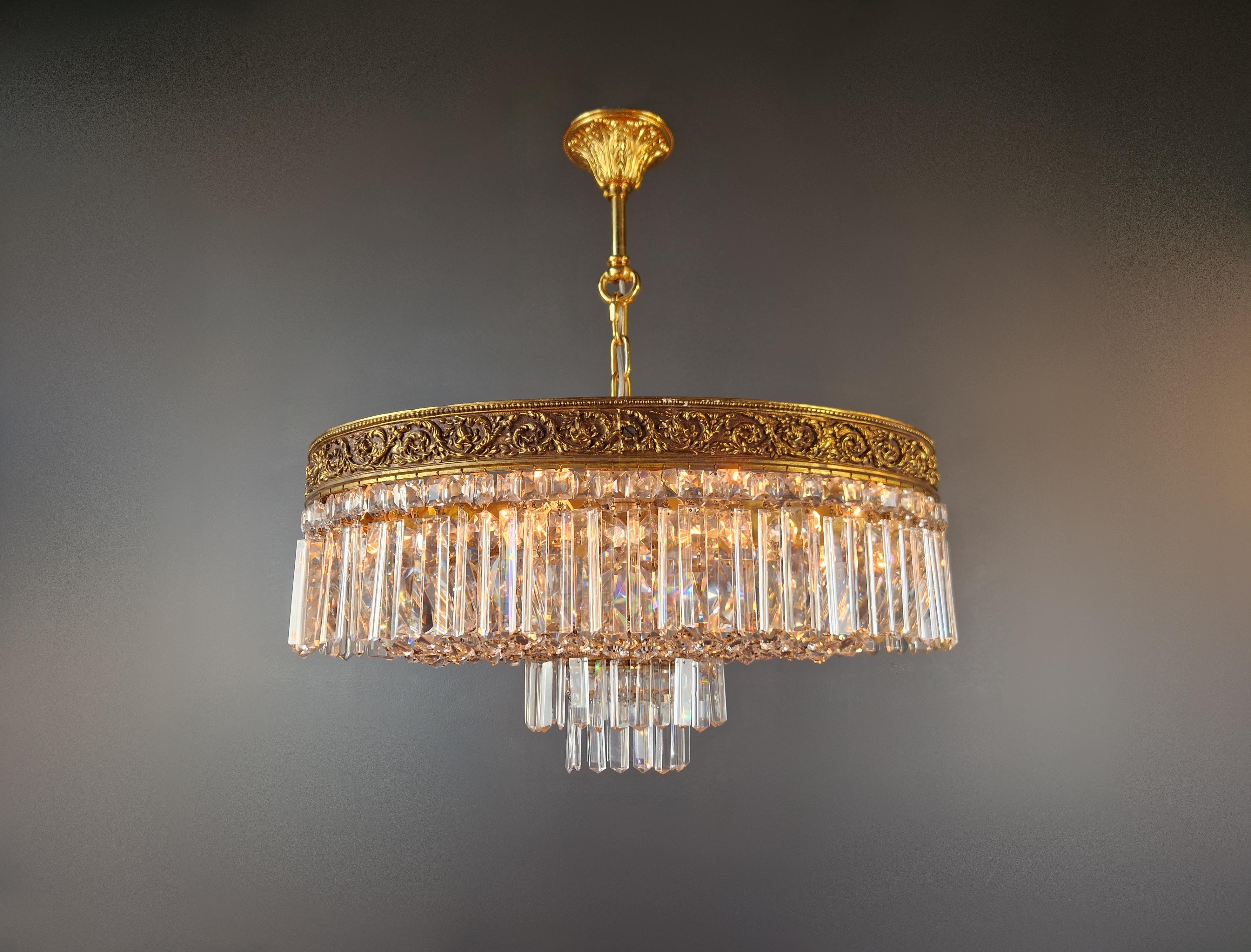 Exquisite Antique Chandelier: A restored masterpiece from the past

Discover the charm of a bygone era with our carefully restored antique chandelier, a true labor of love from Berlin. Meticulously tailored to U.S. electrical standards, this piece