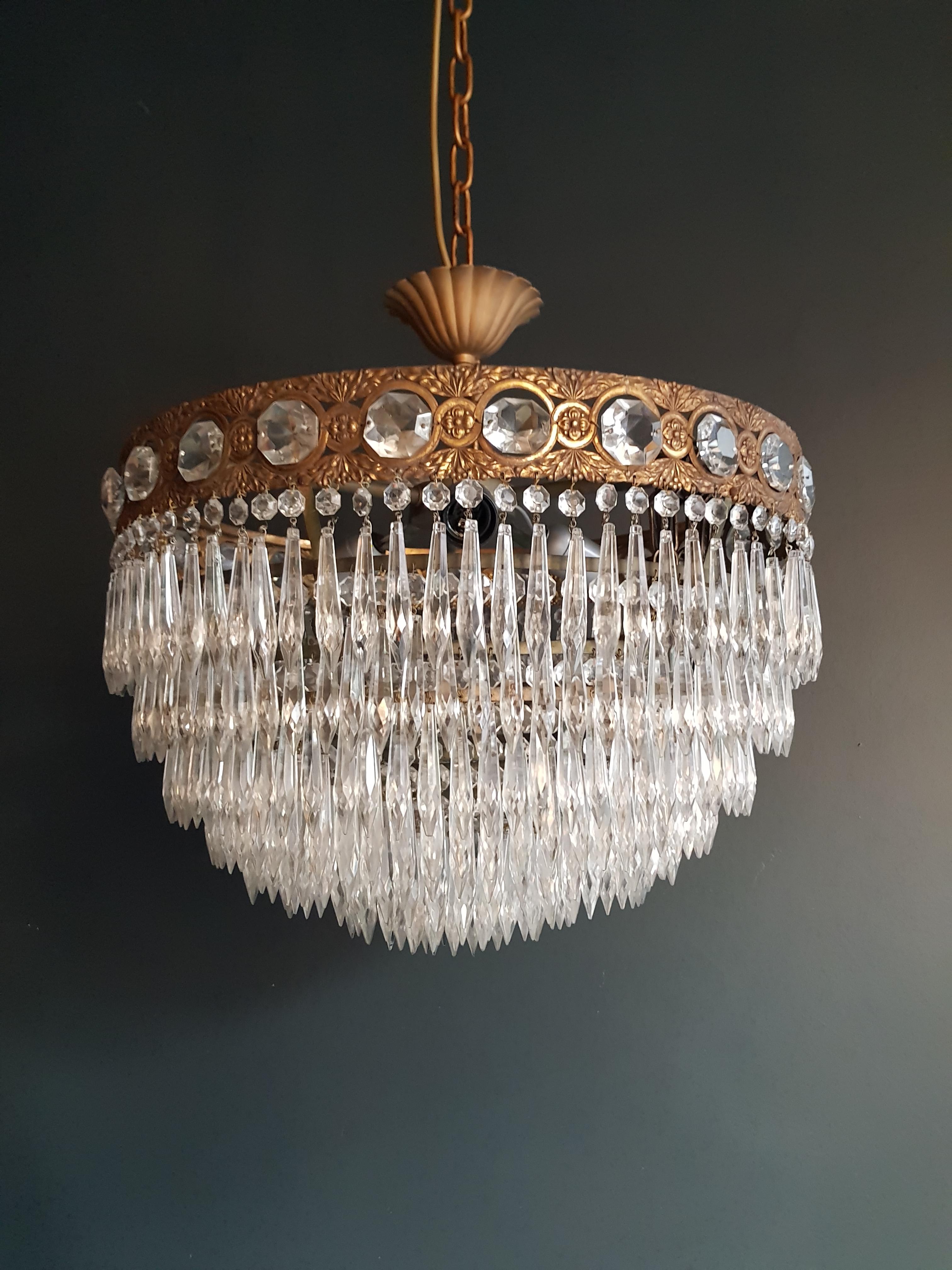 Low ceiling crystal chandelier brass.
Cabling completely renewed. Crystal hand-knotted.
Measures: Total height 55 cm, height without chain 38 cm, diameter 48 cm. weight (approximately) 9kg.

Number of lights: three-light bulb sockets: E27
Brass