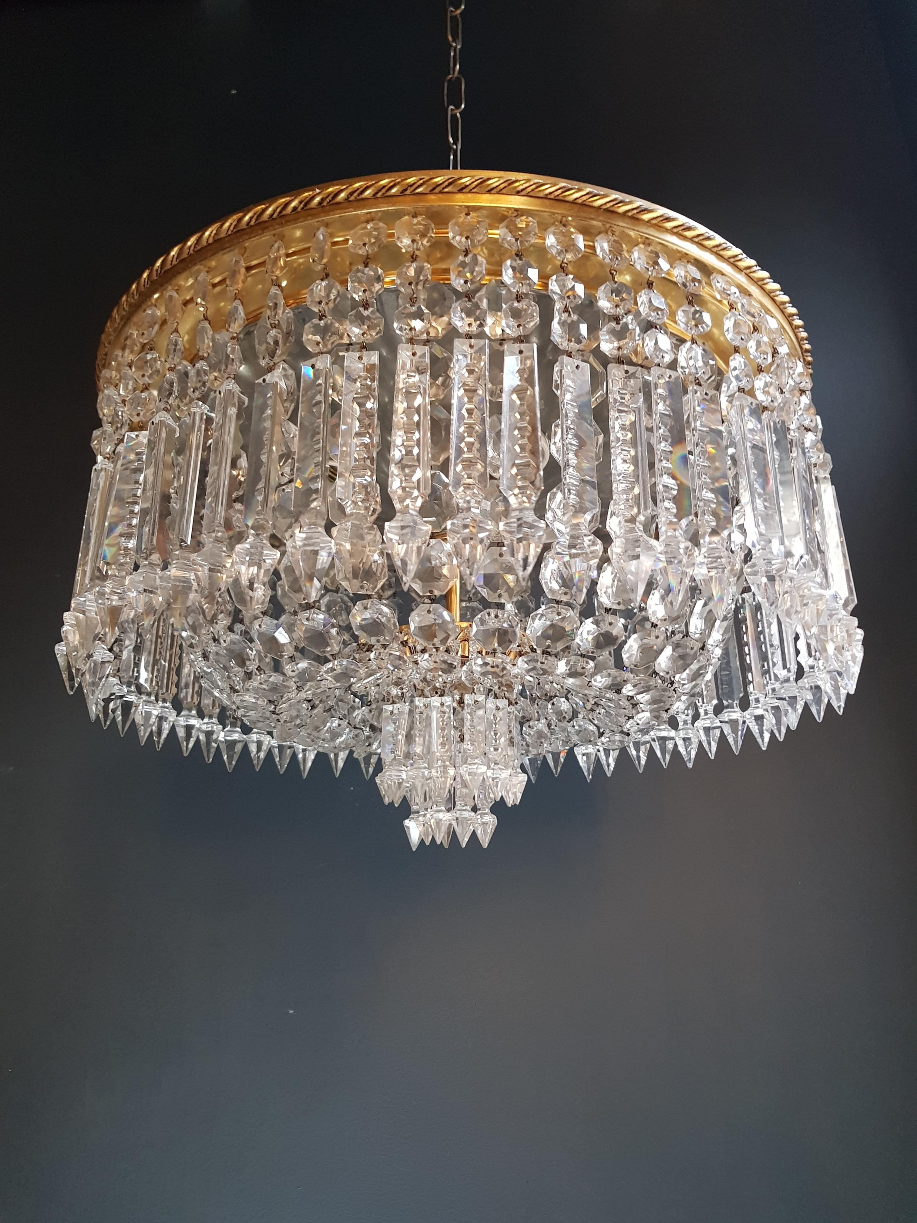 Low ceiling crystal chandelier brass.
Cabling completely renewed. Crystal hand knotted.
Measures: Total height 33 cm, height without chain 33 cm, diameter 50 cm. weight (approximately) 9kg.

Number of lights: 4-light bulb sockets: E27
Brass