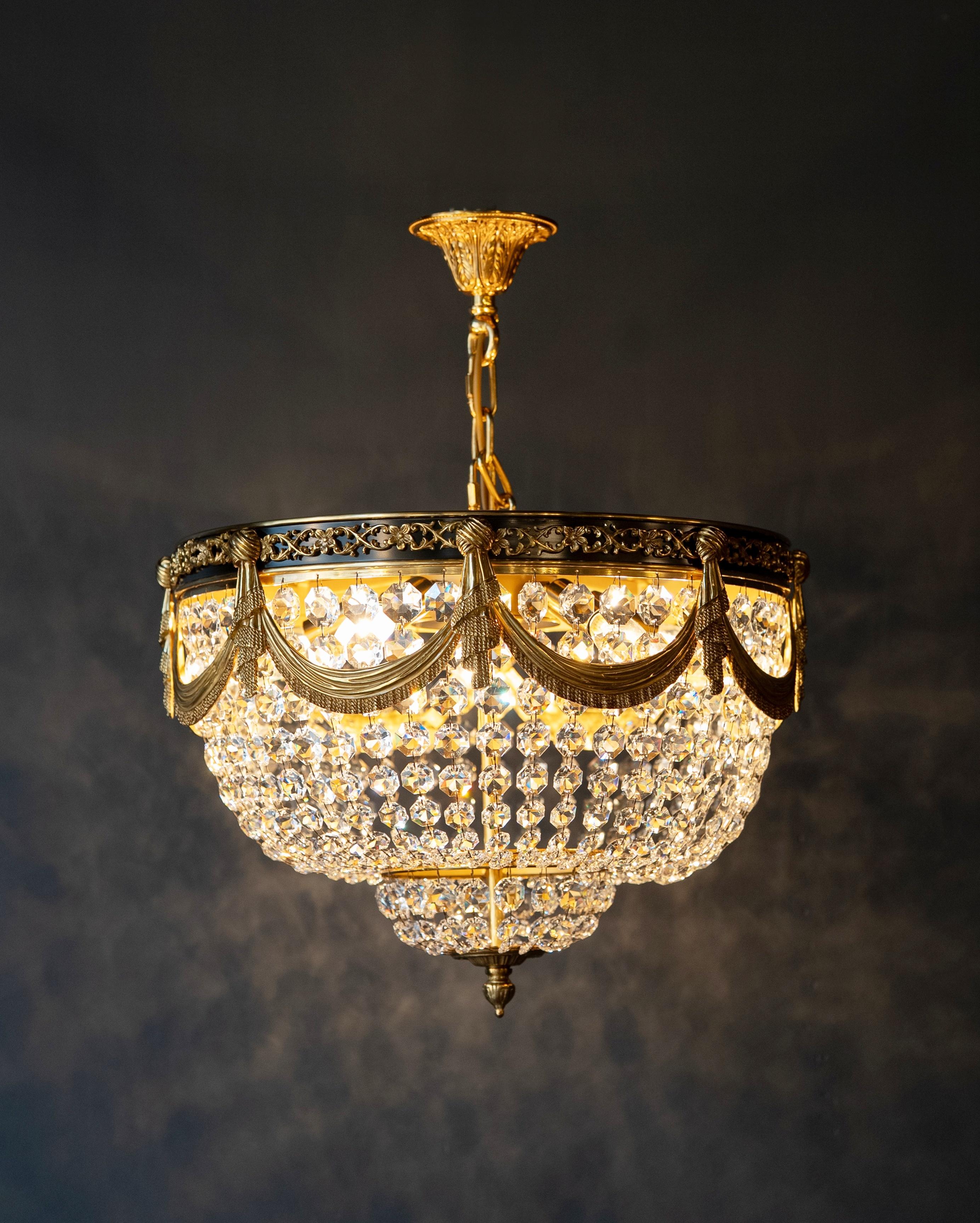 Le lustre Plafonnier en laiton est un témoignage d'opulence et de savoir-faire. Fabriqués en interne, nous offrons la possibilité de choisir entre des tailles plus petites et plus grandes, ce qui permet de s'adapter parfaitement à votre espace.