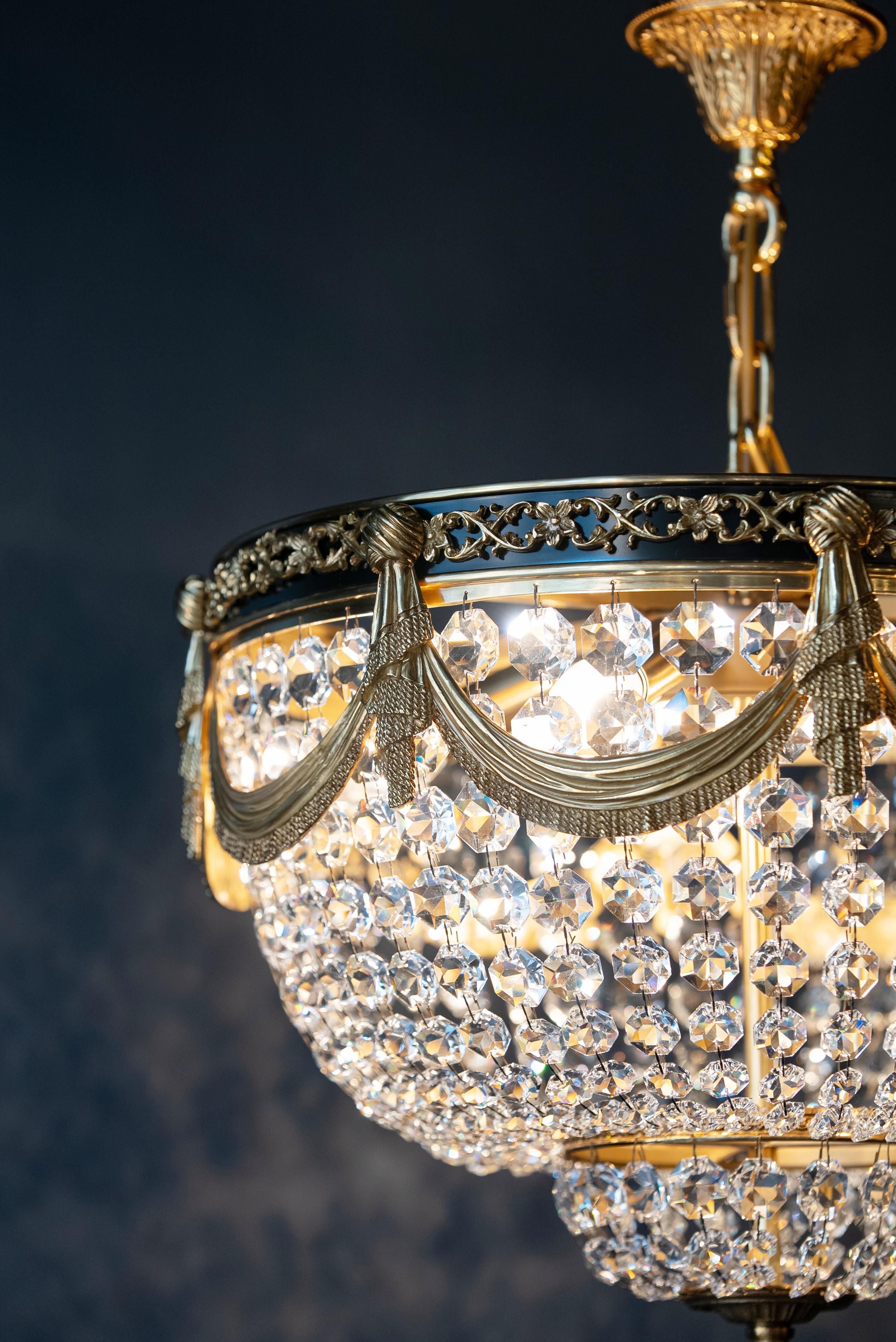 Noué à la main Lustre Plafonnier bas en cristal de laiton lustré doré Art Deco New en vente