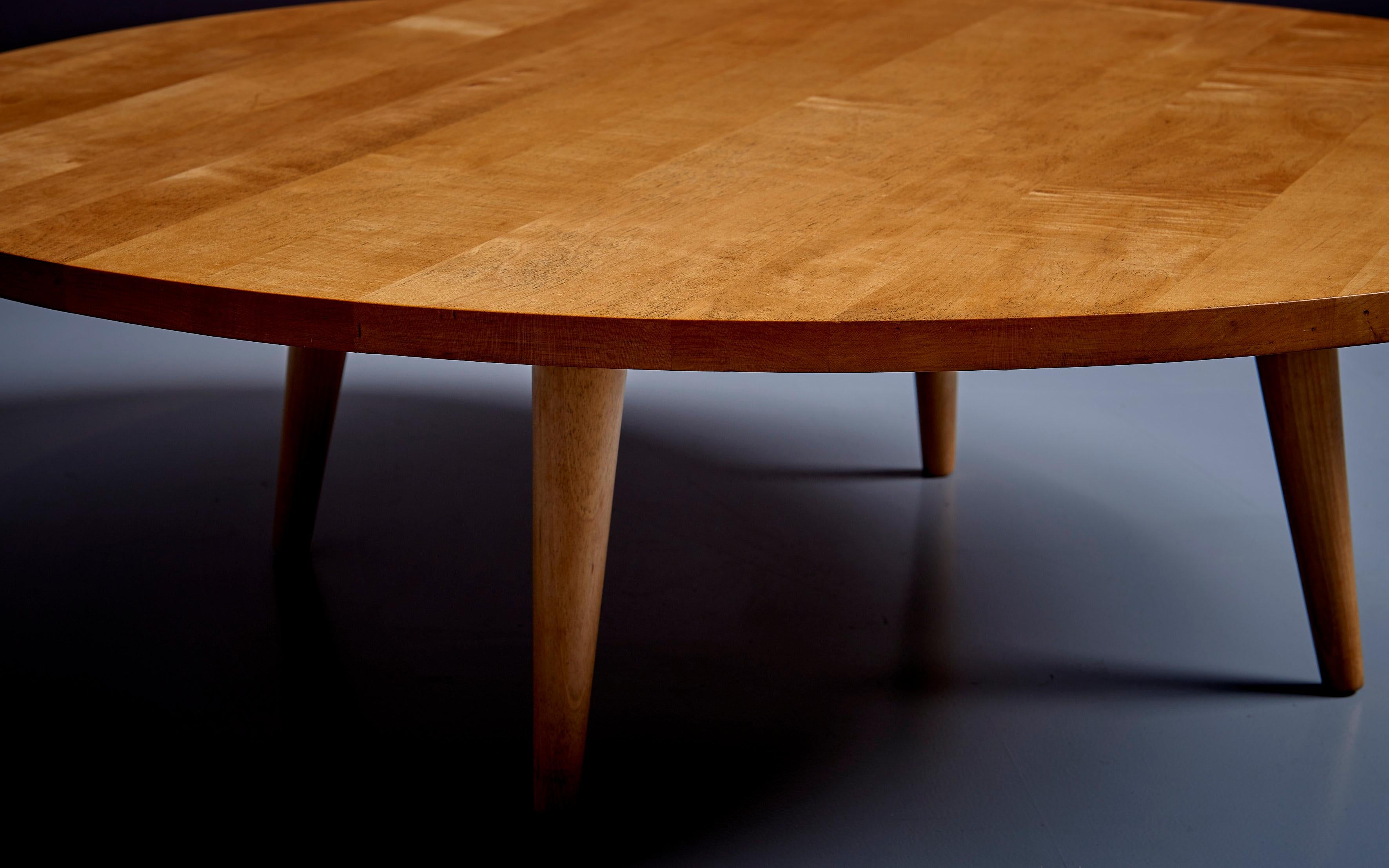 A rare low round Planner Group coffee table by Paul McCobb, in excellent condition in clear maple.

