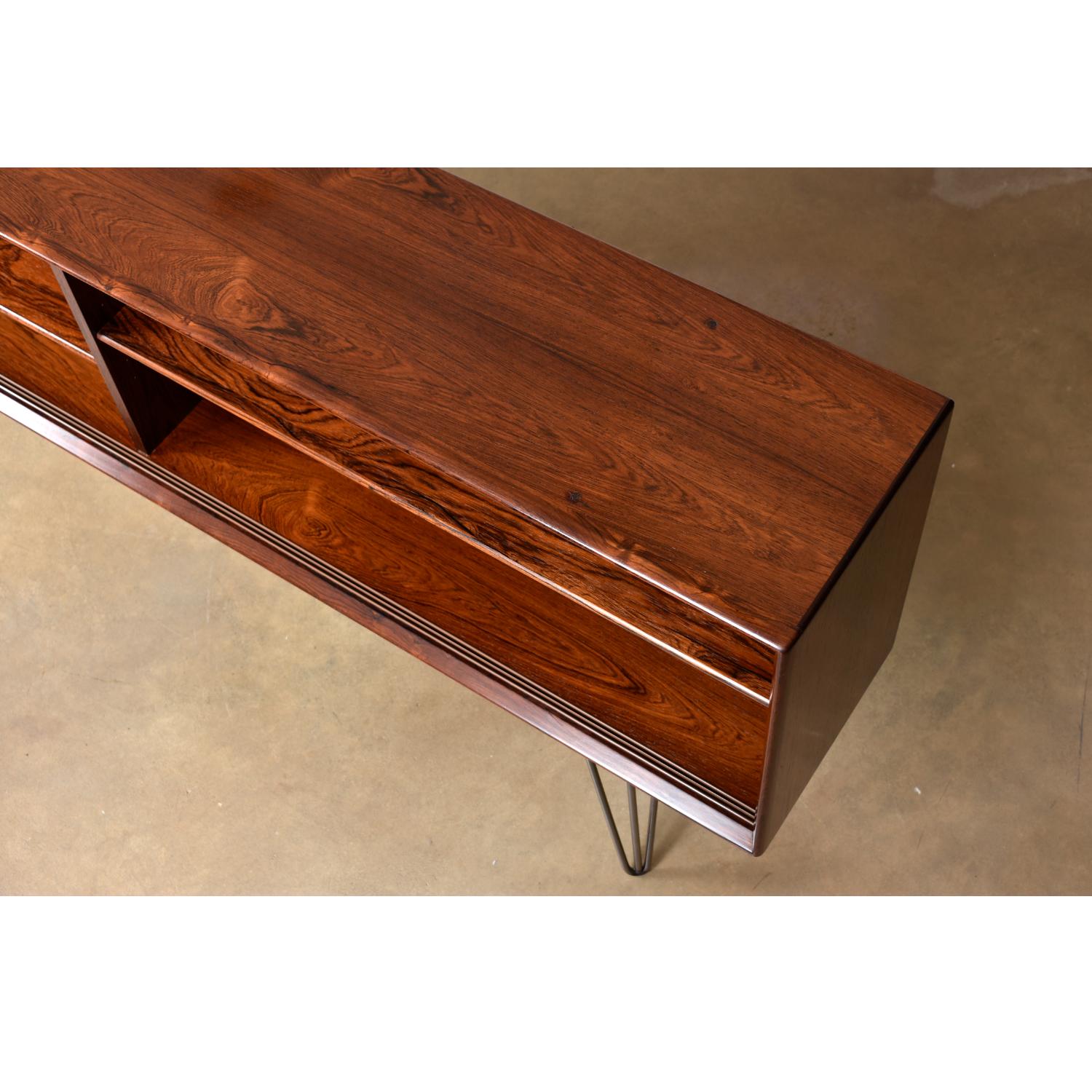 Low Profile Danish Rosewood Bookcase or Media Stand on Hairpin Legs In Good Condition In Chattanooga, TN